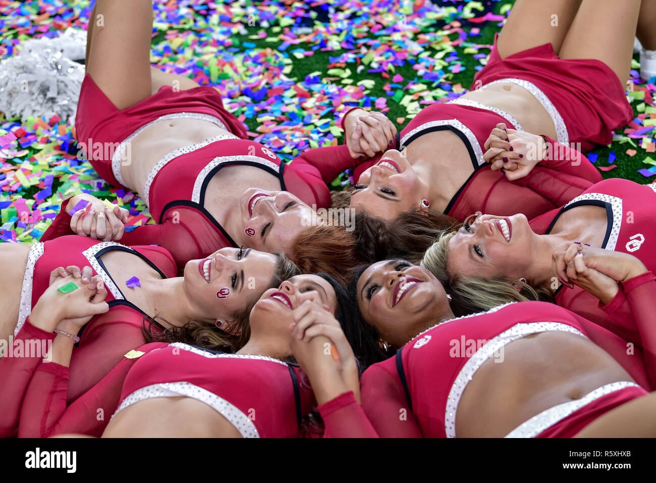 Oklahoma cheerleaders célébrer après le Dr. Pepper Big-12 Championship entre l'Oklahoma Sooners vs Texas longhorns à un grand championnat NCAA-12 jeu de football au Stade AT&T, Arlington au Texas. 12/01/18.Manny Flores/Cal Sport Media. Banque D'Images