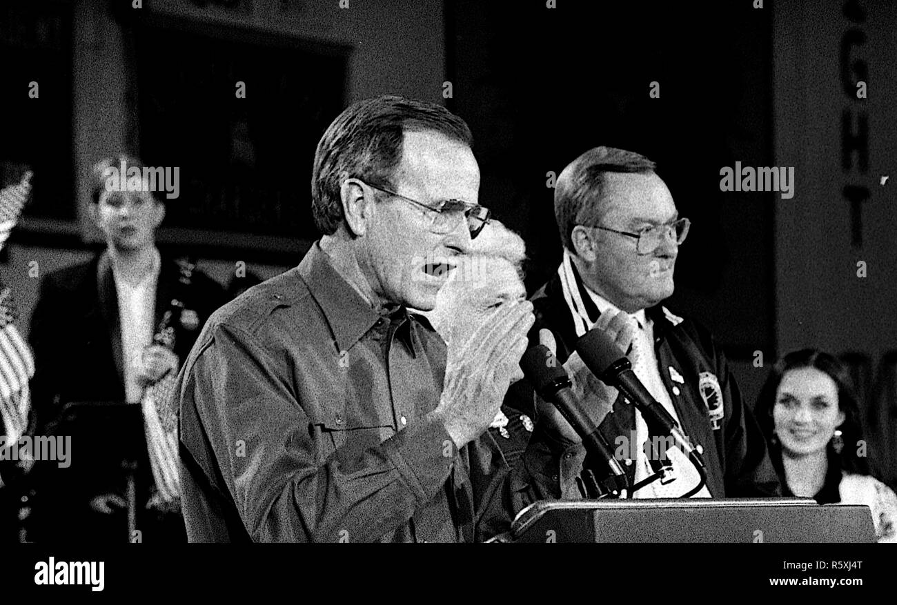 Chicago, Illinois. 10-28-1988 Le vice-président George H. W. Rallye de la campagne Bush sur Chicago's côté nord 38e ward. Avec lui sont son épouse Barbara et Gouverneur de l'Illinois James Thompson. Credit : Mark Reinstein /MediaPunch Banque D'Images