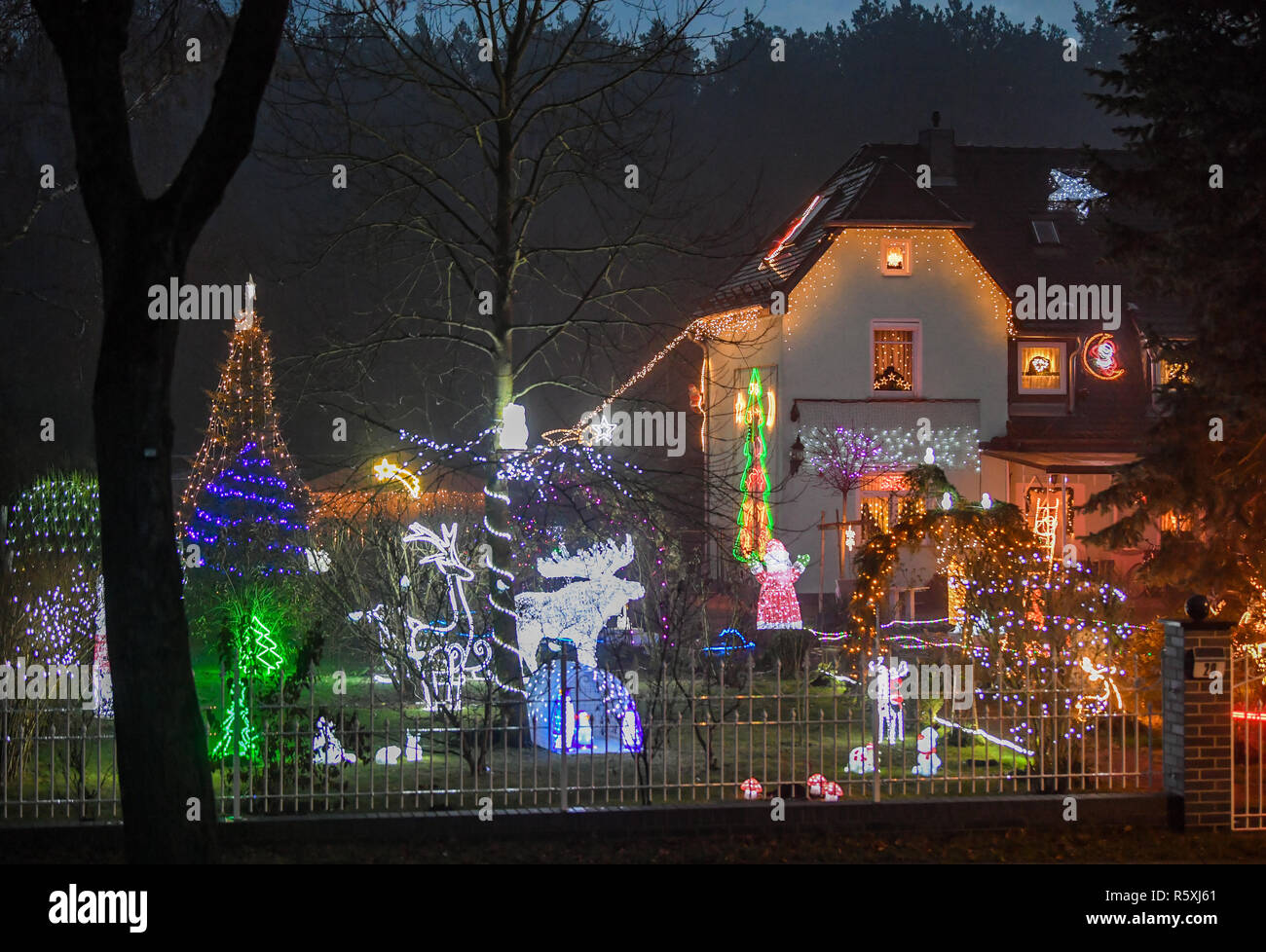 01 décembre 2018, le Brandebourg, Vacances Berkenbrück : le jardin éclairé de la société et Harald Muschner. Fairy lights, glowing stars et décorées d'arbres de Noël sont pour beaucoup de gens une partie de la pré-saison de Noël. Mais ce que la famille fait chaque année Muschner dans Advent est extraordinaire. Fans de Noël sont loin d'en avoir fini avec leurs idées de décoration. Photo : Patrick Pleul/dpa-Zentralbild/dpa Banque D'Images