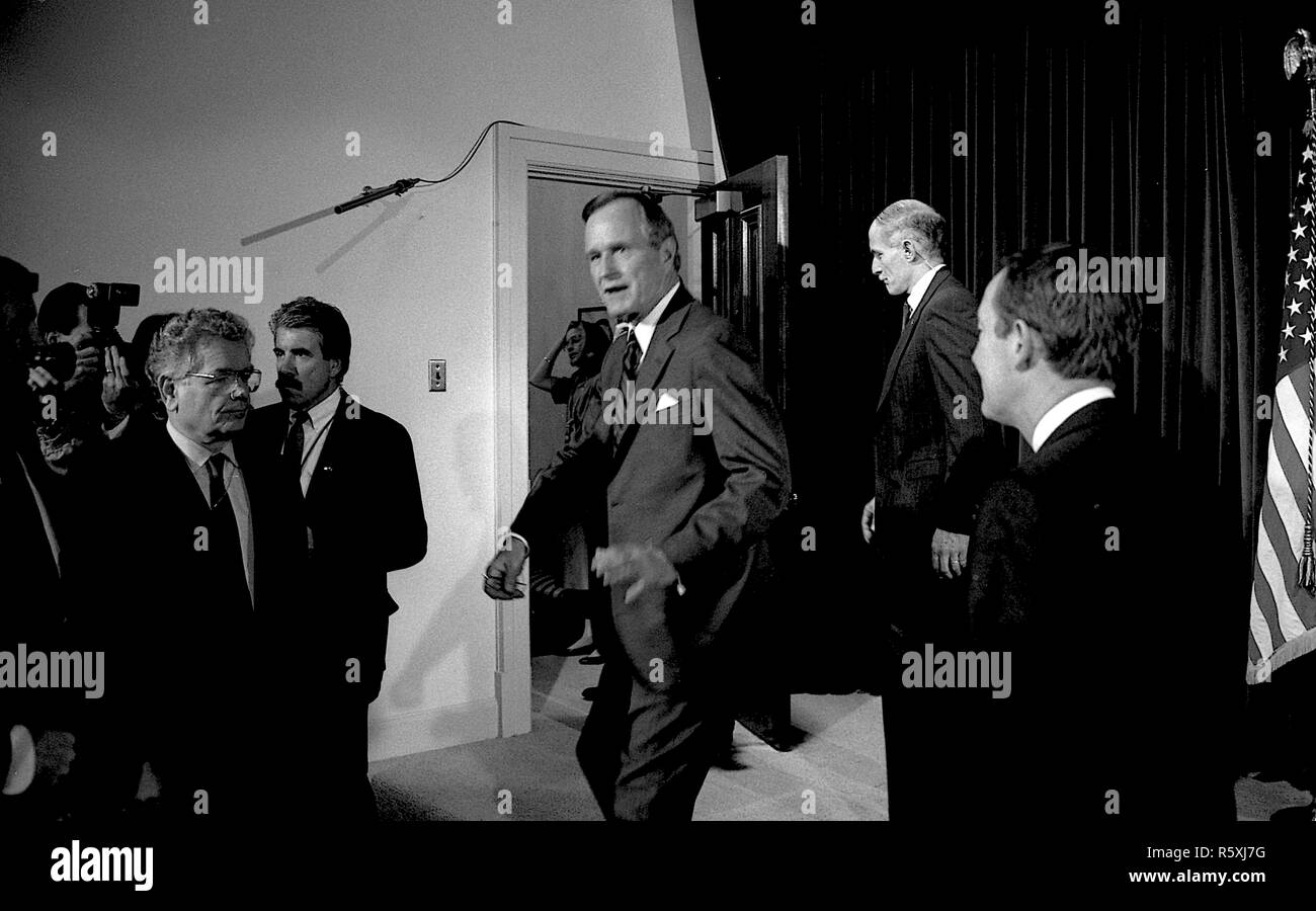 Washington, DC. 4-18-1991 Le Président George H. W. Bush serre la main avec les clients dans la chambre 450 Crédit : Mark Reinstein OEOB /MediaPunch Banque D'Images
