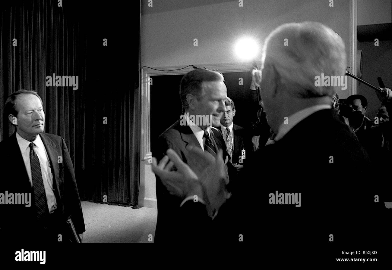 Washington, DC. 4-18-1991 Le Président George H. W. Bush serre la main avec les clients dans la chambre 450 Crédit : Mark Reinstein OEOB /MediaPunch Banque D'Images