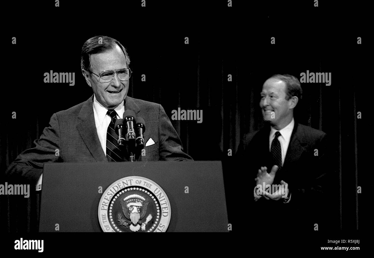 Washington, DC. 4-18-1991 Le Président George H. W. Bush le long avec le secrétaire de l'éducation Lamar Alexander donne un exposé sur la stratégie de l'état de l'éducation nationale. Credit : Mark Reinstein /MediaPunch Banque D'Images