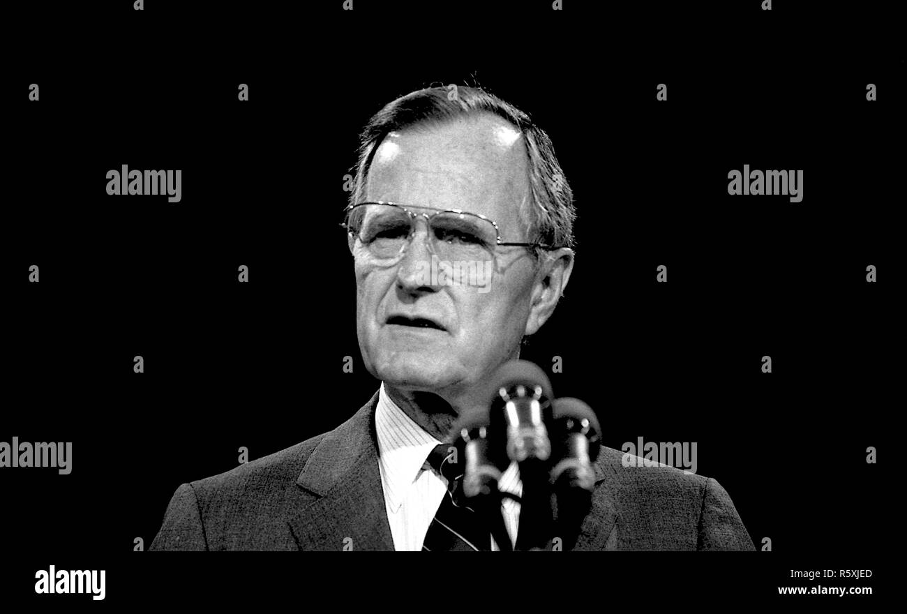 Washington, DC. 4-18-1991 Le Président George H. W. Bush le long avec le secrétaire de l'éducation Lamar Alexander donne un exposé sur la stratégie de l'état de l'éducation nationale. Credit : Mark Reinstein /MediaPunch Banque D'Images