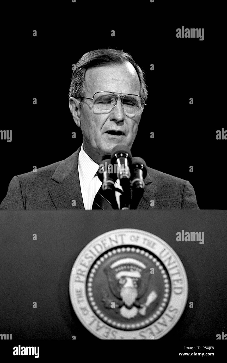 Washington, DC. 4-18-1991 Le Président George H. W. Bush le long avec le secrétaire de l'éducation Lamar Alexander donne un exposé sur la stratégie de l'état de l'éducation nationale. Credit : Mark Reinstein /MediaPunch Banque D'Images