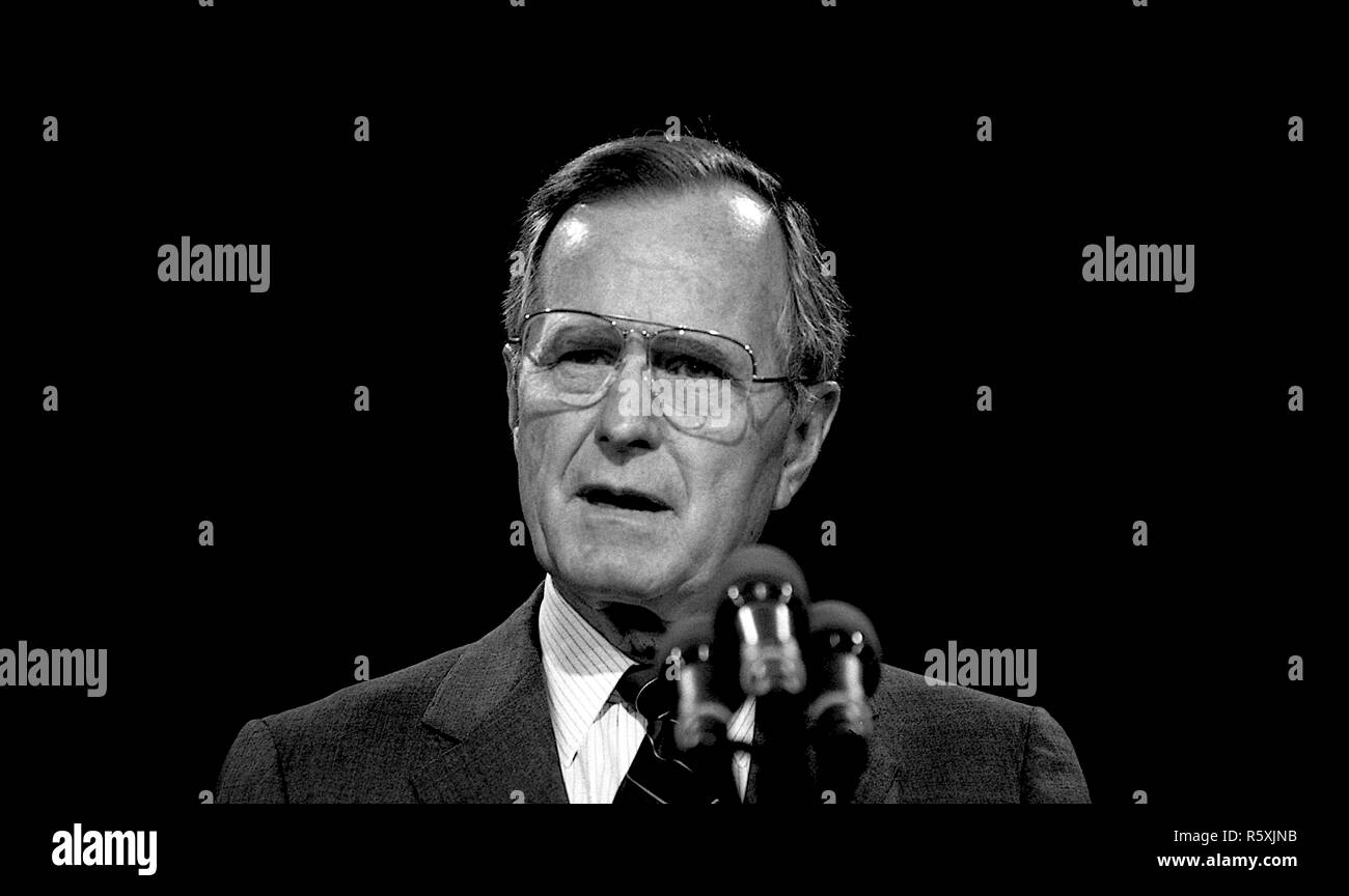 Washington, DC. 4-18-1991 Le Président George H. W. Bush le long avec le secrétaire de l'éducation Lamar Alexander donne un exposé sur la stratégie de l'état de l'éducation nationale. Credit : Mark Reinstein /MediaPunch Banque D'Images
