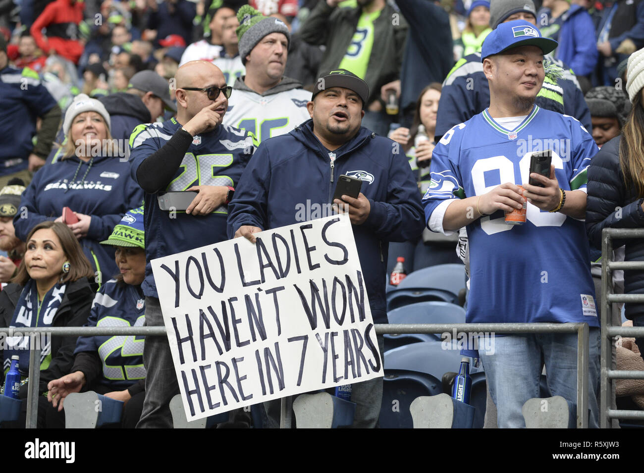 Seattle, Washington, USA. 2 Décembre, 2018. NFL 2018 - Seahawk fans en action avant un match de la NFL entre San Francisco et Seattle au siècle Lien Field à Seattle, WA. Crédit : Jeff Halstead/ZUMA/Alamy Fil Live News Banque D'Images