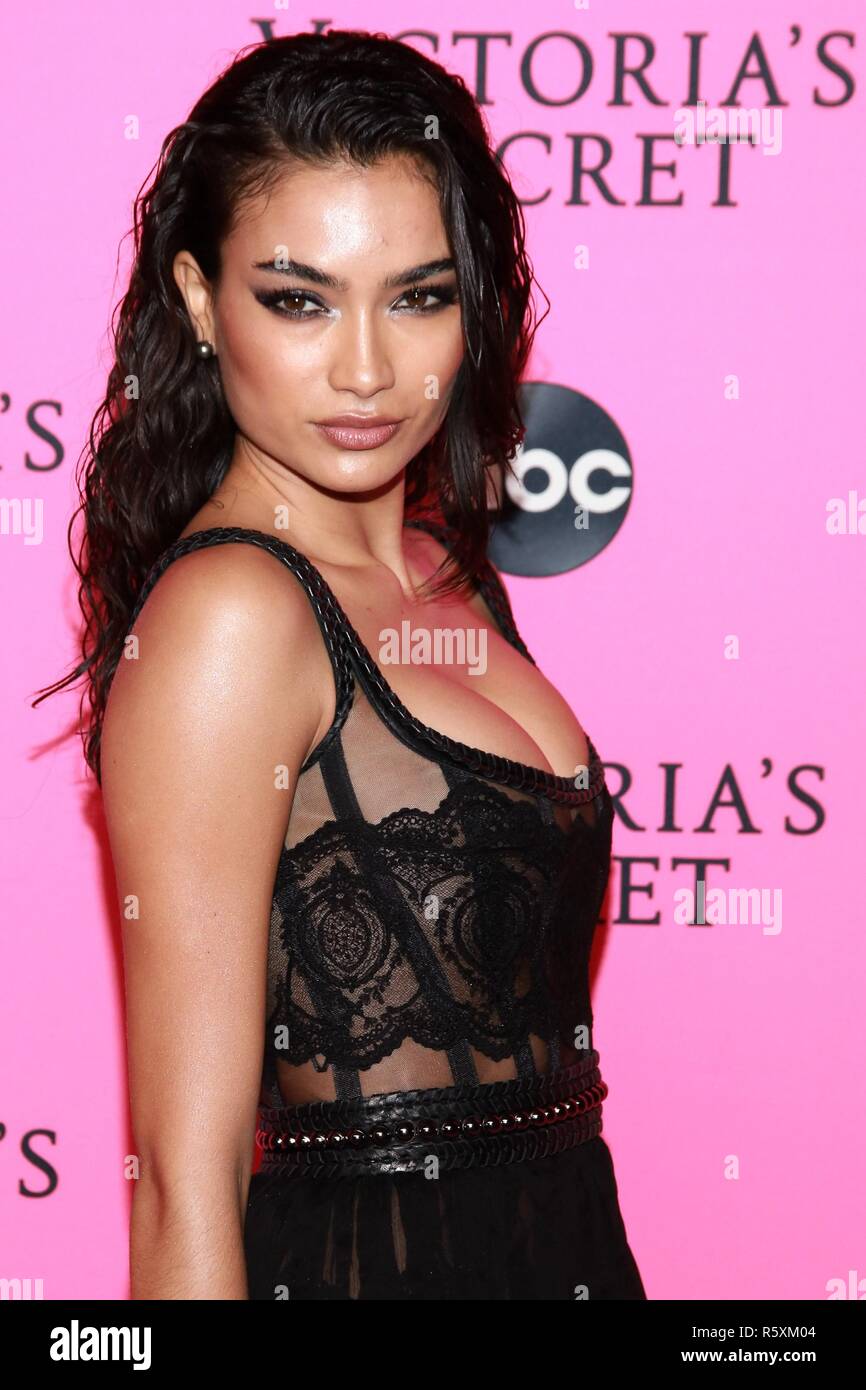 New York, NY, USA. 2 Décembre, 2018. Kelly Gale aux arrivées de Victoria's Secret Fashion Show Viewing Party, Spring Studios, New York, NY 2 décembre 2018. Crédit : Jason Mendez/Everett Collection/Alamy Live News Banque D'Images