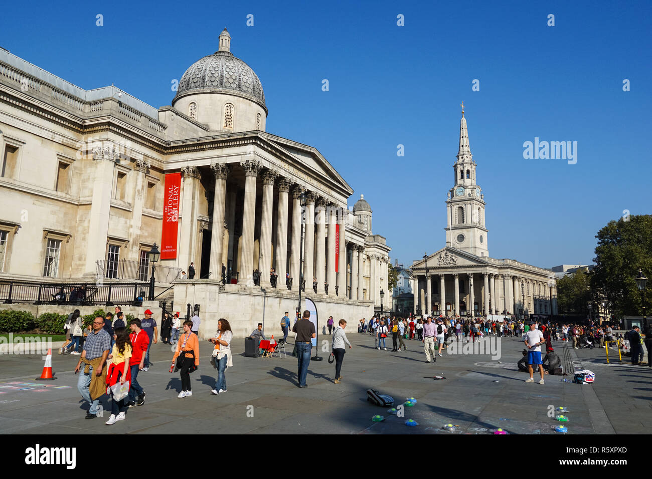 Les touristes en dehors de la National Gallery à Trafalgar Square, Londres, Angleterre Royaume-Uni UK Banque D'Images
