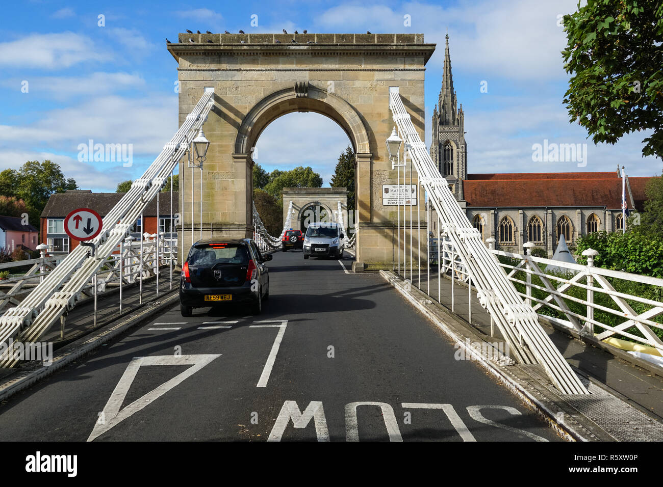 Marlow suspension bridge avec l'église All Saints dans l'arrière-plan, Buckinghamshire, Angleterre Royaume-Uni UK Banque D'Images