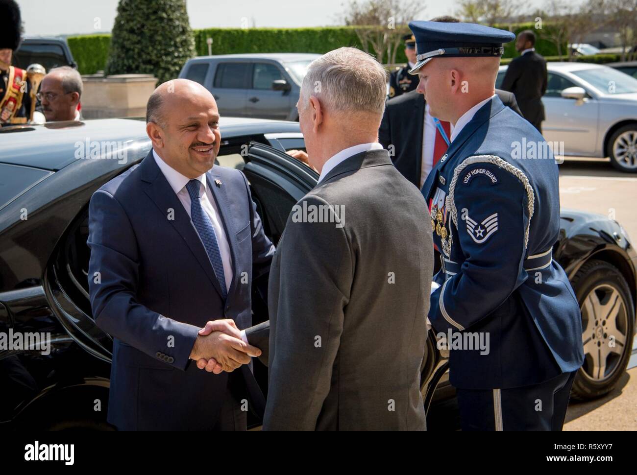 Le Secrétaire de la Défense Jim Mattis rencontre Fikri Işık, le ministre de la défense nationale de la Turquie, sur le Pentagone à Washington, D.C., le 13 avril 2017. Banque D'Images
