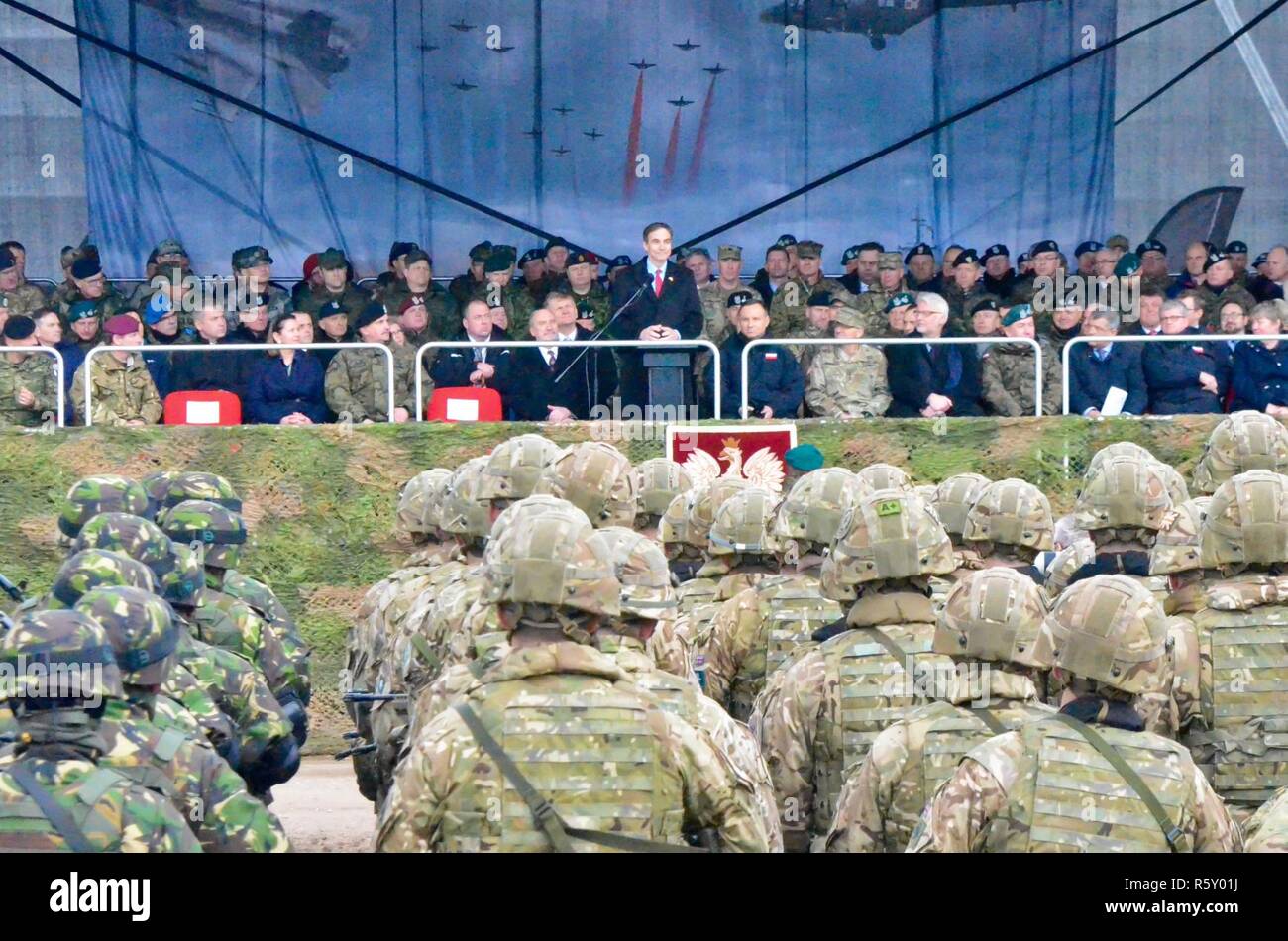 L'Ambassadeur des États-Unis, de la République de Pologne Paul W. Jones prononce une allocution lors d'une cérémonie de bienvenue pour les soldats du Groupement tactique de la Pologne pour le lancement de leur déploiement, le 13 avril. Pologne Groupe de combat se compose de soldats des États-Unis, Royaume-Uni, en Roumanie et en Pologne dans le cadre de l'OTAN vers l'amélioration de la présence. Pologne Groupe de combat s'est engagé à la défense collective et la sécurité de l'OTAN et de pays partenaires dans la région de l'Europe. Banque D'Images