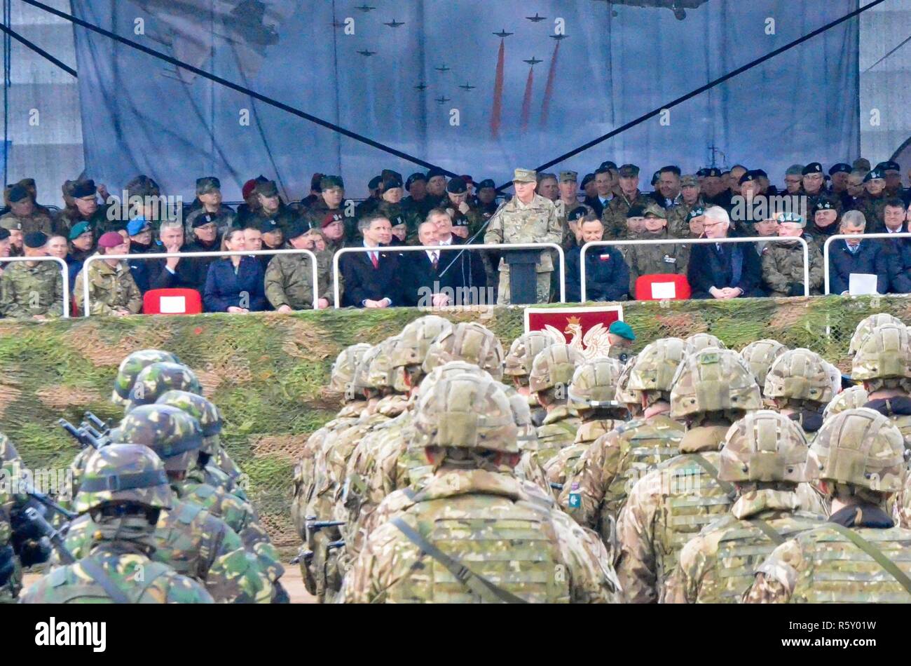 Commandant du Commandement européen et commandant suprême des forces alliées en Europe, le général Curtis Scaparrotti prononce une allocution lors d'une cérémonie de bienvenue pour les soldats du Groupement tactique de la Pologne pour le lancement de leur déploiement, le 13 avril. Pologne Groupe de combat se compose de soldats des États-Unis, Royaume-Uni, en Roumanie et en Pologne dans le cadre de l'OTAN vers l'amélioration de la présence. Pologne Groupe de combat s'est engagé à la défense collective et la sécurité de l'OTAN et de pays partenaires dans la région de l'Europe. Banque D'Images
