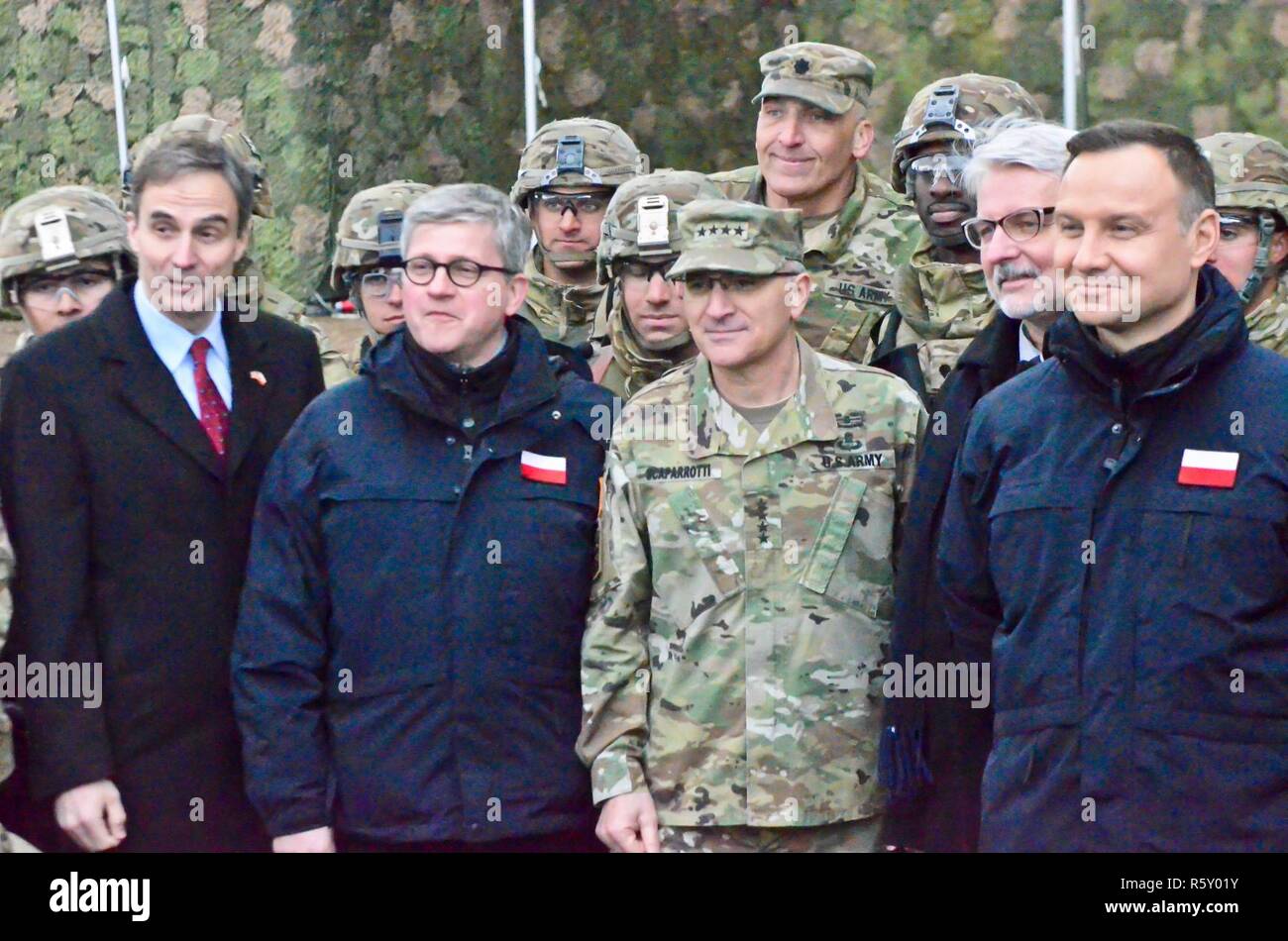 Des responsables de l'organisme américain et la Pologne constituent avec les soldats du Groupement tactique de la Pologne après une cérémonie de bienvenue pour le lancement de leur déploiement, le 13 avril. Pologne Groupe de combat se compose de soldats des États-Unis, Royaume-Uni, en Roumanie et en Pologne dans le cadre de l'OTAN vers l'amélioration de la présence. Pologne Groupe de combat s'est engagé à la défense collective et la sécurité de l'OTAN et de pays partenaires dans la région de l'Europe. Sur la photo de gauche à droite : l'Ambassadeur des Etats-Unis auprès de la République de Pologne Paul W. Jones ; République de Pologne Secrétaire d'État et chef du Bureau de sécurité nationale Pa Banque D'Images