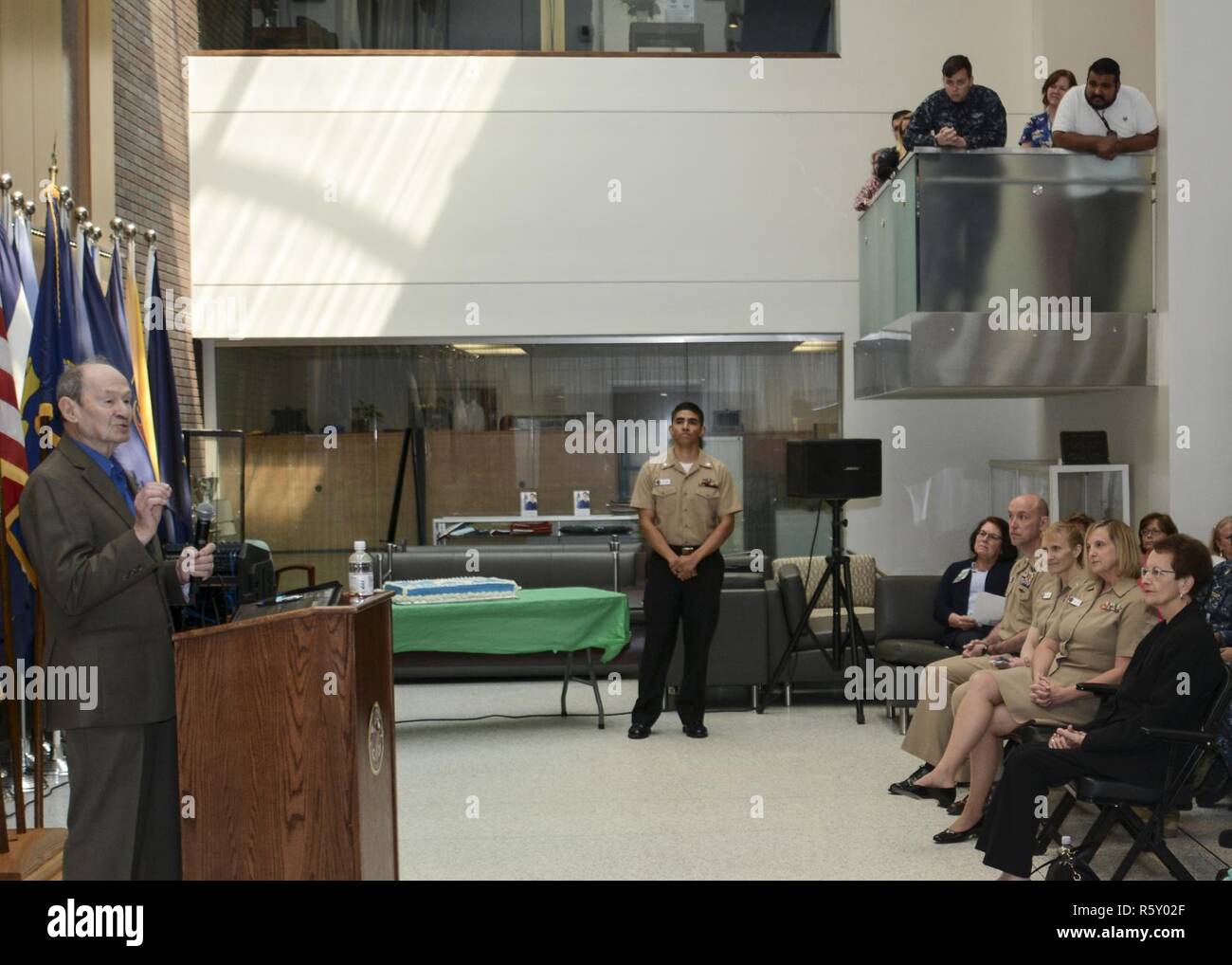 CAMP LEJEUNE, N.C. Survivant de l'Holocauste - Le Dr Zev Harel partage ses expériences au cours de l'Holocauste avec les marins et le personnel de l'hôpital naval Camp Lejeune lors d'un événement sur la diversité du NHCL dunette, 13 avril 2017. Sa visite a donné, les marins et le personnel, l'occasion d'entendre un compte rendu de première main de l'Holocauste. En Palestine, à l'âge de 16 ans, le Dr Harel se sont portés volontaires pour servir avec la Hagana, la plus grande des forces de défense juive clandestine. En 1947, il rejoint l'Brigade Harel du Palmach, l'élite de la force de défense juive à l'époque. Banque D'Images