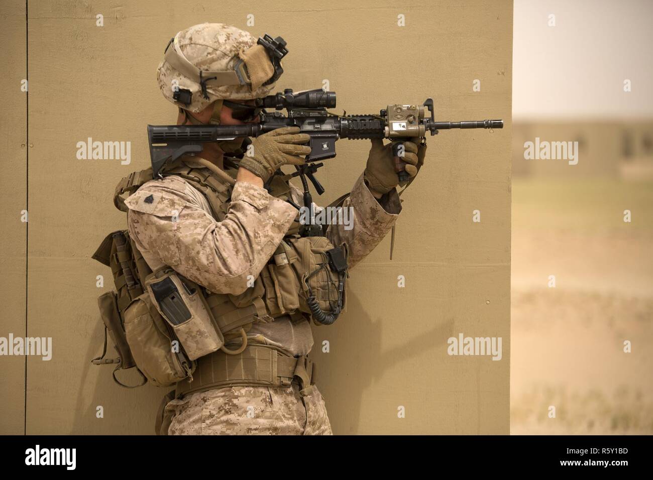 BASE d'opérations avancée, Gerber, le Koweït (14 avril 2017)- Le sergent des Marines des États-Unis. Lexus Schaeffer de Auburn, Alabama, un chef d'équipe affectée à l'Inde Co., 3e Bataillon, 6e Régiment de Marines, 24e Marine Expeditionary Unit (MEU), regarde à travers son fusil optique pendant une patrouille au cours de base d'opérations avancée (BOA) en dehors des exercices d'Gerber FOB 14 avril. Les marines sont au Koweït pour un soutien la formation l'évolution. La 24e MEU, partie de la groupe amphibie Bataan, est déployé sur le 5e flotte américaine zone d'opérations à l'appui d'opérations de sécurité maritime visant à rassurer les alliés et les partenaires Banque D'Images
