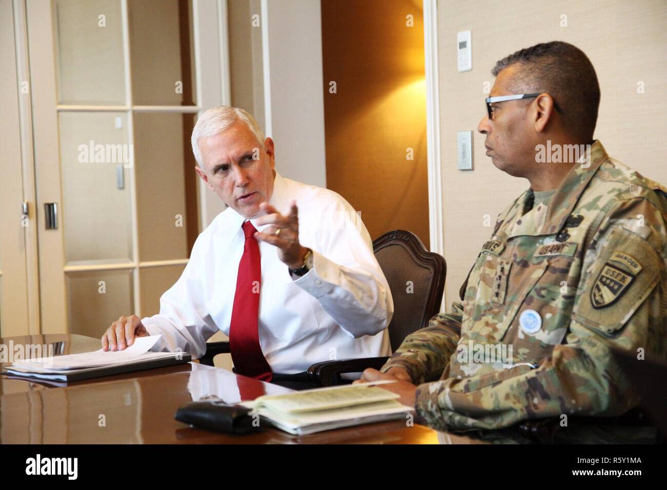 Le général Vincent Brooks K., commandant général du Commandement des Nations Unies, du Commandement des forces et les forces des États-Unis en Corée, mémoires Vice président américain Michael R. Pence à Yongsan, Corée du Sud, le 17 avril. Pence fait son premier voyage en Corée du Sud afin de recevoir un aperçu stratégique de la péninsule. Banque D'Images