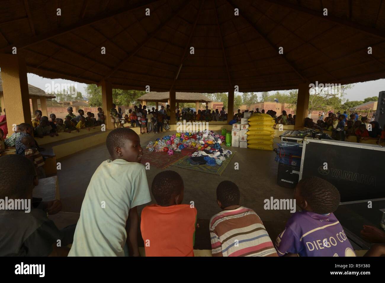 Les enfants de la Save Our Souls Children's Village attendre fait don de  vêtements et de jouets pour être remis à Ouagadougou, Burkina Faso, le 19  avril 2017. L'US Air Forces in