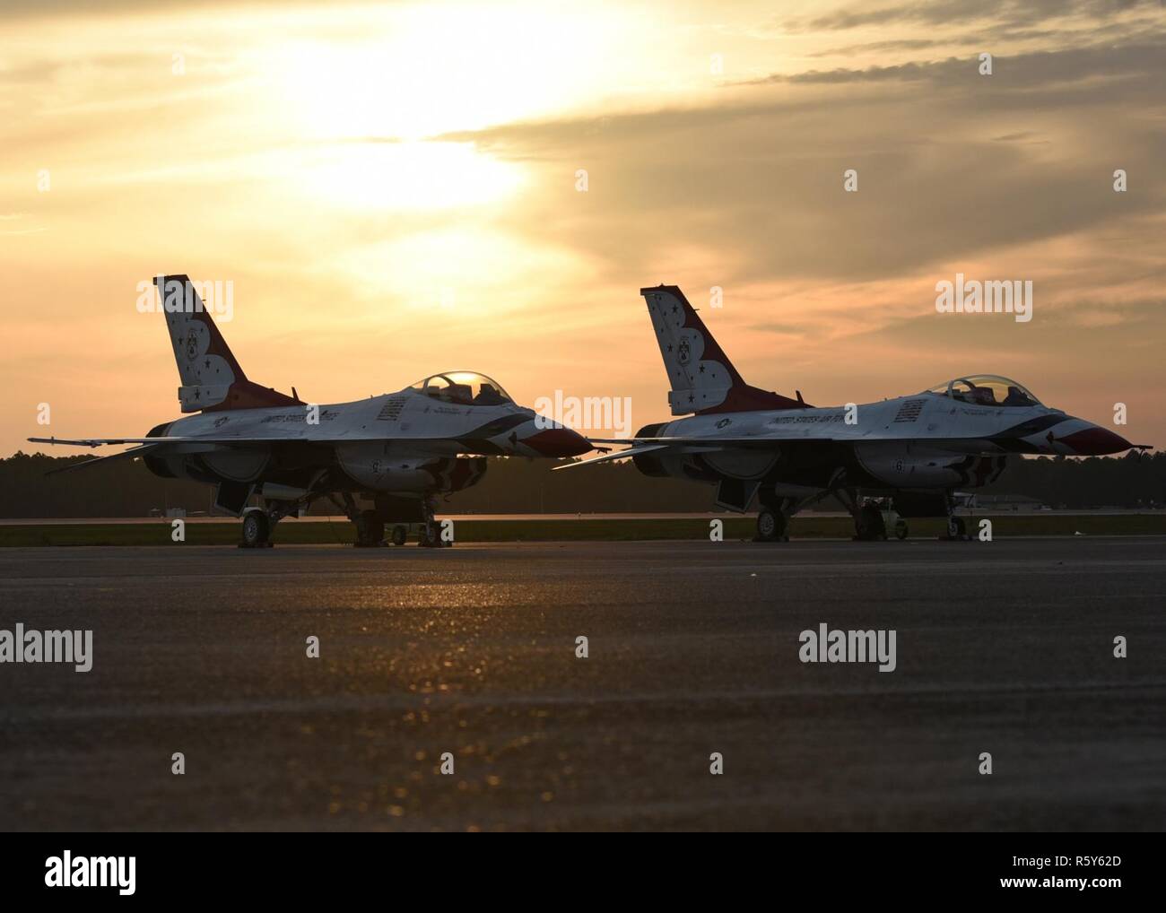 Deux U.S. Air Force Thunderbird F-16's'asseoir stationné sur l'aire à la base aérienne Tyndall, en Floride, le 23 avril 2017. L'objectif de la côte du golfe du salut est que les familles quitter avec une expérience d'une vie et à une meilleure compréhension de Tyndall, la mission et les aviateurs qui faire se produire chaque jour. L'exposition comportait la Air Force Thunderbirds, l'équipe de démonstration de F-22, P-51 Mustang, zéros japonais et plus encore. Banque D'Images