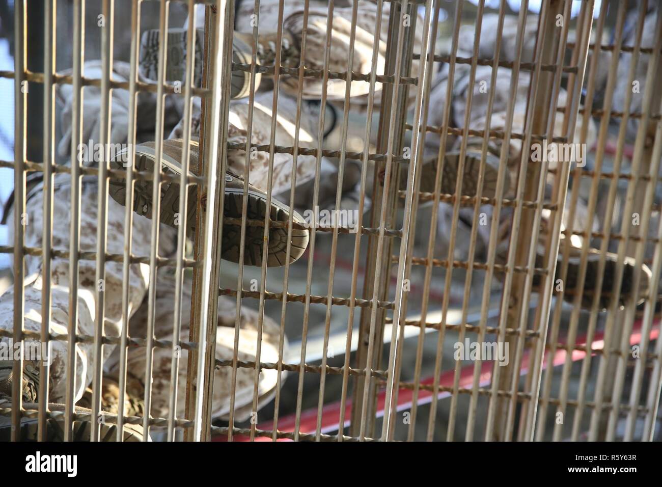 Les recrues du Corps des Marines des États-Unis avec Golf Company, 3e Bataillon, Régiment d'entraînement des recrues, à pied vers le haut de la tour de rappel Marine Corps Recruter Depot, Parris Island, le 18 avril 2017. La tour de rappel est conçu pour les recrues pour surmonter la peur des hauteurs. Banque D'Images