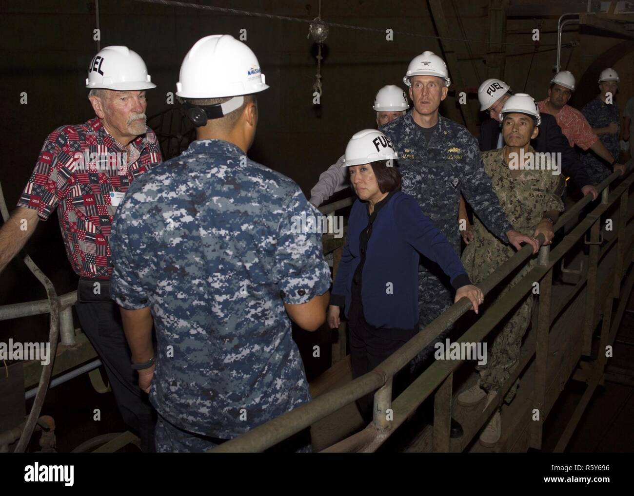 PEARL HARBOR (21 avril 2017) Le capitaine Ken Epps, commandant du centre de logistique de la flotte NAVSUP Pearl Harbor, parle à Hawaii 1er District Sénatrice Colleen Hanabusa et invités lors d'une visite d'une base commune à Pearl Harbor-Hickam. La députée et d'autres invités ont visité la Colline Rouge modernisé l'installation de stockage de carburant en vrac, où des experts en la matière ont montré comment la Marine maintient les lieux comme un atout stratégique national. Red Hill fournit du carburant pour l'exploitation d'outre-mer tout en assurant l'eau potable dans la région demeure sécuritaire. Banque D'Images