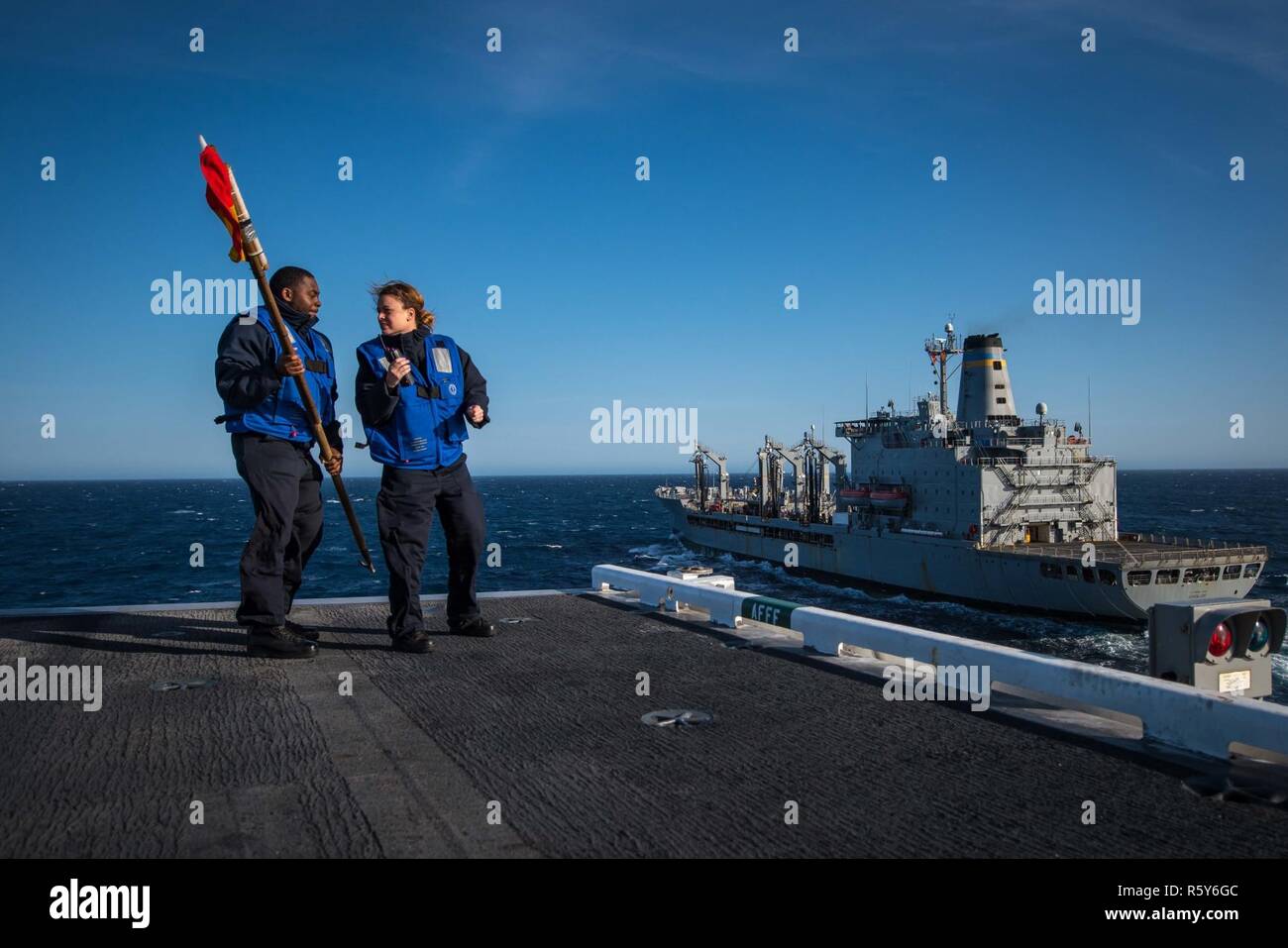 Océan Pacifique (le 22 avril 2017) Quartier-maître de 3e classe Tylique Wynn, gauche, et quartier-maître 2e classe Amanda Martin se préparer à utiliser un drapeau pour le signal de commande de transport maritime militaire reconstitution de la flotte oiler USNS Guadalupe (T-AO 200) au cours d'un ravitaillement en mer avec le porte-avions USS Theodore Roosevelt (CVN 71). Theodore Roosevelt est en cours la réalisation d'une formation sur mesure la disponibilité du navire au large de la Californie. Banque D'Images