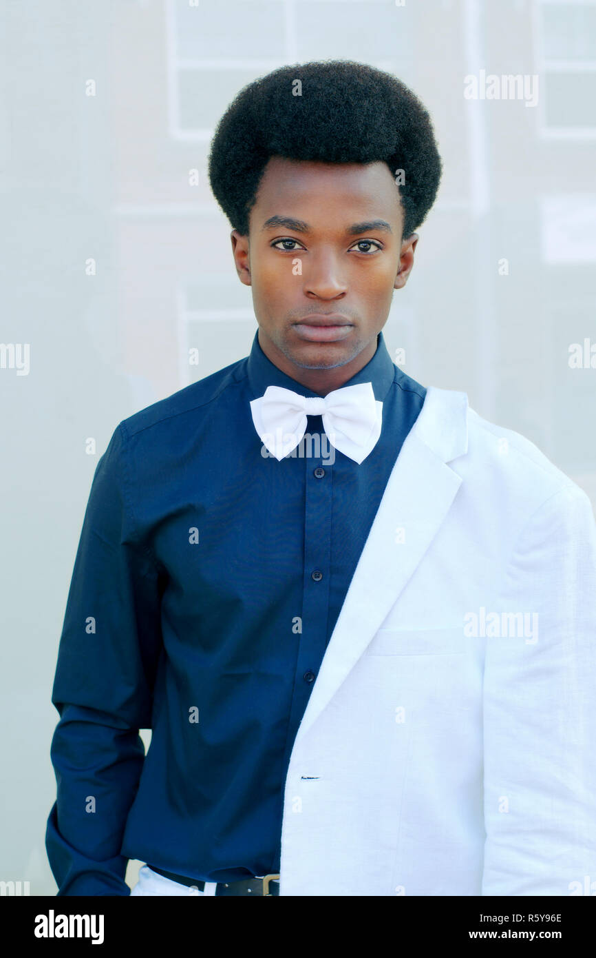 Tissu africain chemise homme Banque de photographies et d'images à haute  résolution - Alamy