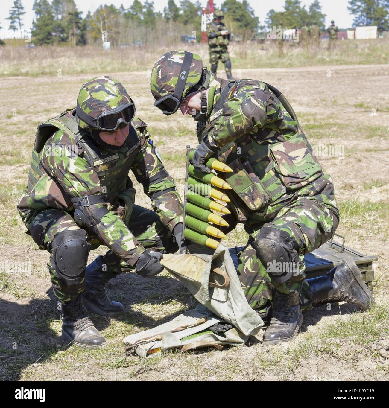 Pologne Groupe tactique d'artillerie roumaine des soldats se préparent leurs munitions pour les canons anti-aériens au cours d'un exercice de tir conjoint près de Bemowo Piskie, Pologne le 20 avril. L'exercice, destiné à assurer une fonction d'armes et de tir mixte de test et d'information dans le groupe tactique, marque la première fois que l'unité a tiré ses armes d'artillerie depuis leur arrivée en Pologne. Le Romanian bleu Scorpion batterie est une partie de l'OTAN dirigée par les États-Unis, la Pologne y compris au Royaume-Uni, aux États-Unis, et de soldats roumains agissant comme une force de dissuasion dans le nord-est de la Pologne. Banque D'Images