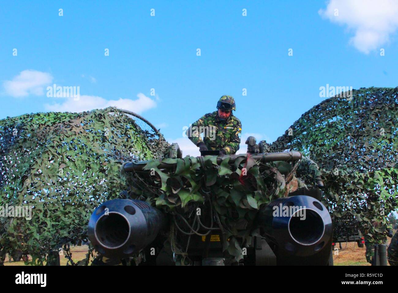 Un soldat d'artillerie prépare son anti-aircraft cannon lors d'un exercice de tir conjoint près de Bemowo Piskie, Pologne le 20 avril. L'exercice, destiné à assurer une fonction d'armes et de tir mixte de test et d'information dans le groupe tactique, marque la première fois que l'unité a tiré ses armes d'artillerie depuis leur arrivée en Pologne. Le Romanian bleu Scorpion batterie est une partie de l'OTAN dirigée par les États-Unis, la Pologne y compris au Royaume-Uni, aux États-Unis, et de soldats roumains agissant comme une force de dissuasion dans le nord-est de la Pologne. Banque D'Images