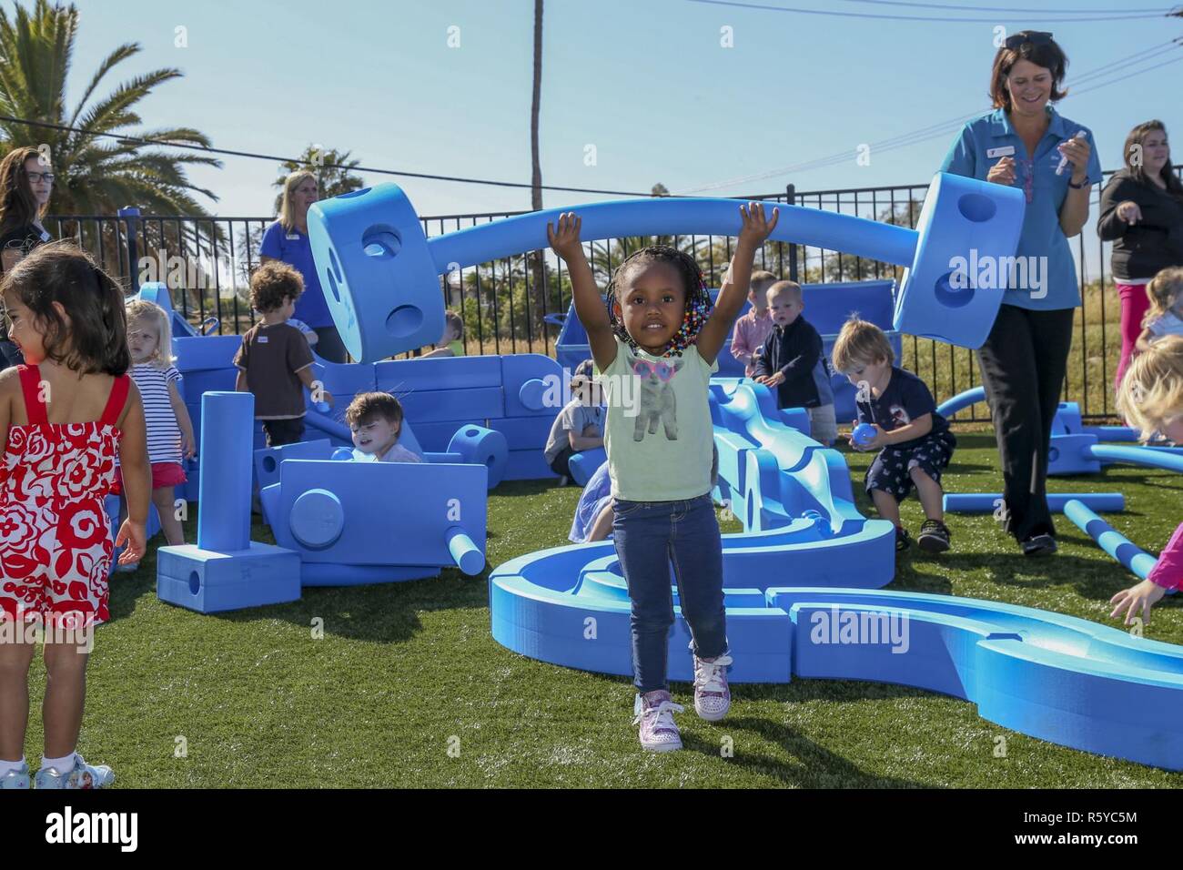 Les enfants des Forces armées Young Men's Christian Association (ASYMCA) de Camp Pendleton, Fisher Children's Centre, jouer sur l'imagination nouvellement révélé 'aire' pendant une semaine de 'Jouer' sur l'événement Camp Pendleton, en Californie, le 20 avril 2017. Le ASYMCA, Fisher Children's Centre, a reçu une subvention de la jouer Kaboom plus agile Foundation pour le mois de l'enfant militaire où une "aire d'imagination' a été révélé. Banque D'Images