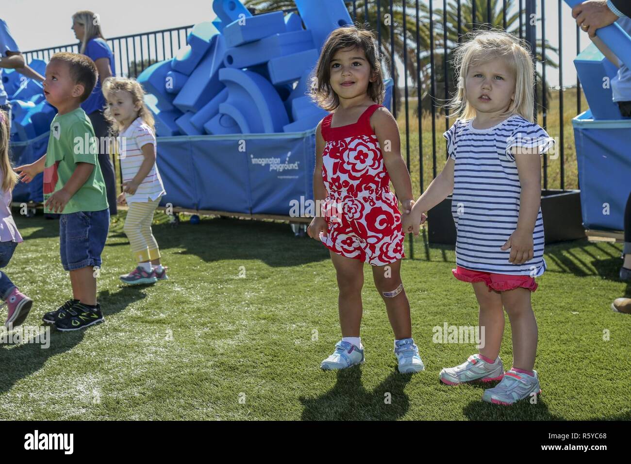 Les enfants des Forces armées Young Men's Christian Association (ASYMCA) de Camp Pendleton, Fisher Children's Centre, jouer sur l'imagination nouvellement révélé 'aire' pendant une semaine de 'Jouer' sur l'événement Camp Pendleton, en Californie, le 20 avril 2017. Le ASYMCA, Fisher Children's Centre, a reçu une subvention de la jouer Kaboom plus agile Foundation pour le mois de l'enfant militaire où une "aire d'imagination' a été révélé. Banque D'Images