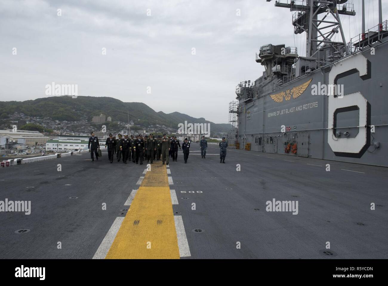 SASEBO, Japon (20 avril 2017) Le lieutenant Cmdr. John Kadz, mini-patron de navire d'assaut amphibie USS Bonhomme Richard (DG 6), rend une visite de Bonhomme Richard de lancement au Japon d'autodéfense (JSDF) le personnel du Collège interarmées et les étudiants. Bonhomme Richard, l'avant-déployé à Sasebo, au Japon, est au service de l'avant pour avoir une capacité d'intervention rapide en cas de catastrophe naturelle ou d'urgence régionaux. Banque D'Images