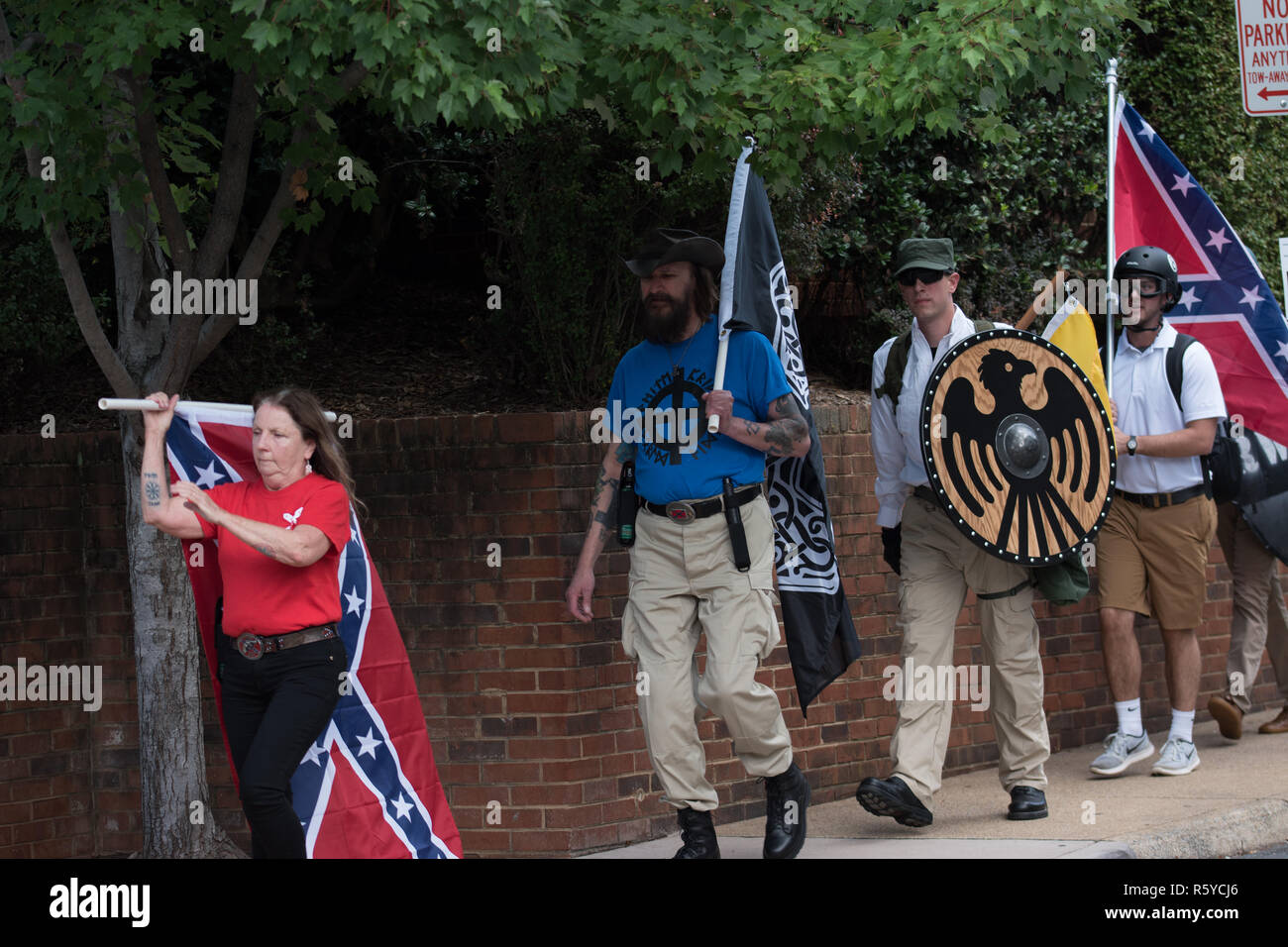 Charlottesville , Virginia , États-Unis - 12 août 2017 unir la droite attire des groupes néo-nazis et les manifestants violents Banque D'Images