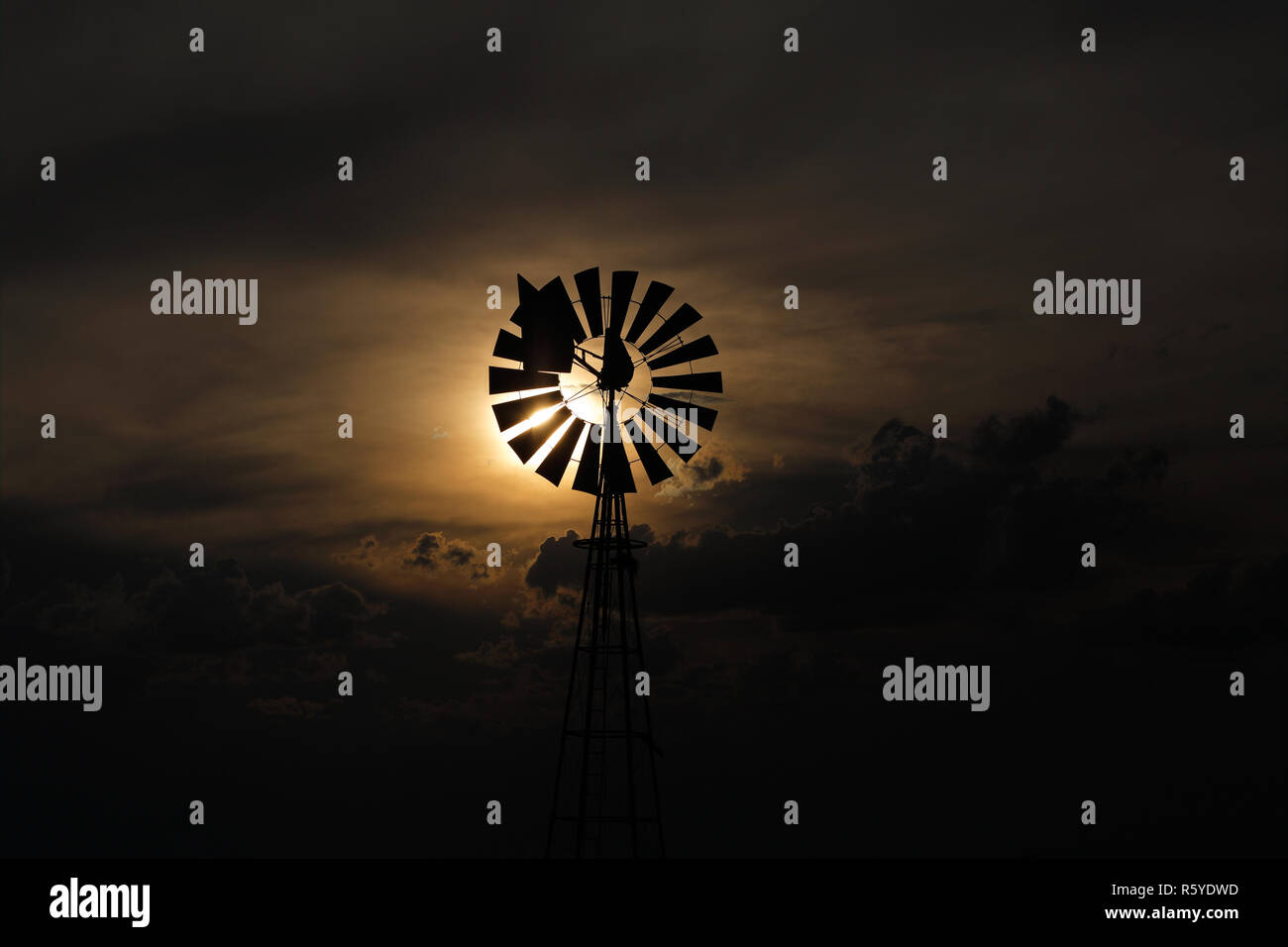 Moulin contre un soleil couchant Banque D'Images