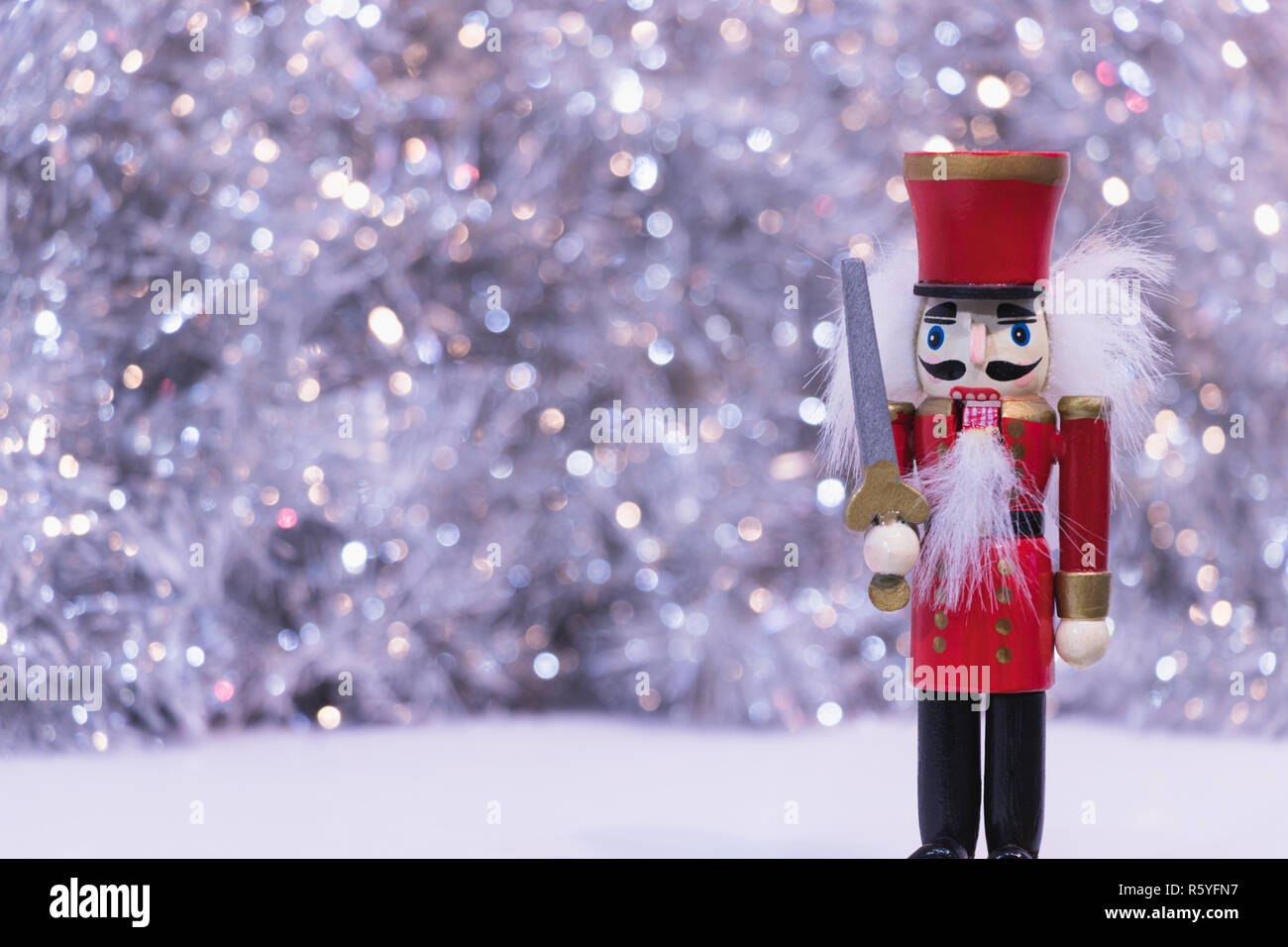Casse-noisette de Noël Décoration de caractère - soldat Rouge avec sprkling neige en arrière-plan. Alignés à droite Banque D'Images