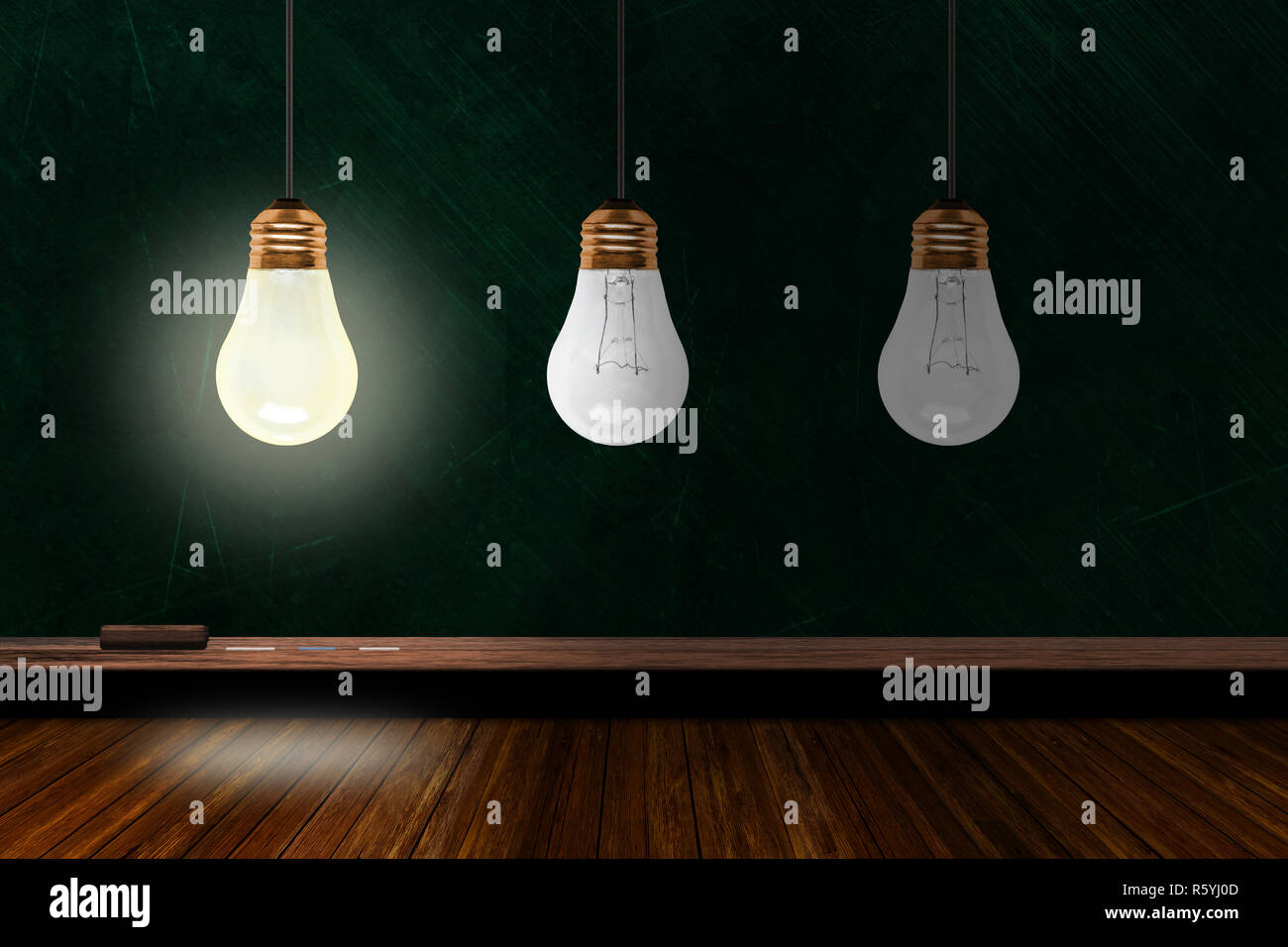 Une ampoule allumée entre les trois dans une salle de classe avec tableau d'arrière-plan et table en bois et copier l'espace. Concept d'idées, de créativité et de Banque D'Images