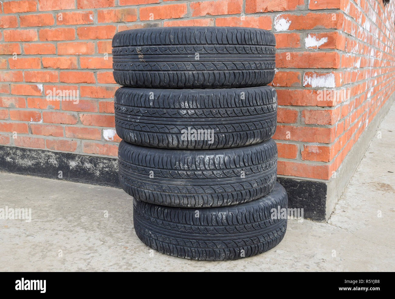Les quatre roues motrices. Les pneus en caoutchouc. Caoutchouc d'été fixées pour la voiture Banque D'Images
