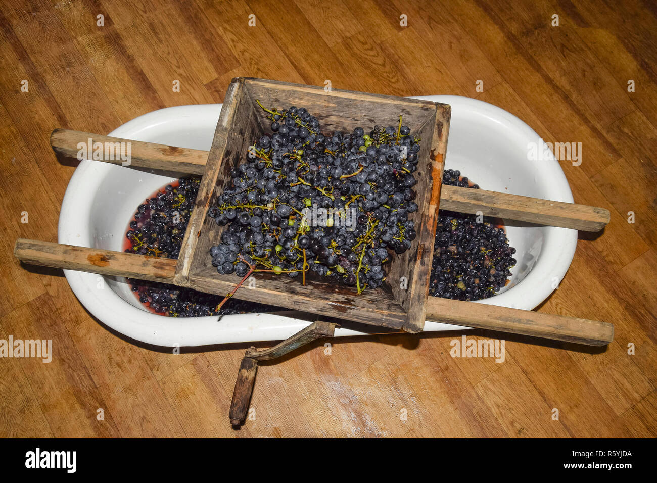 Mécanisme manuel pour écraser les raisins. Écraser les raisins en juic Banque D'Images