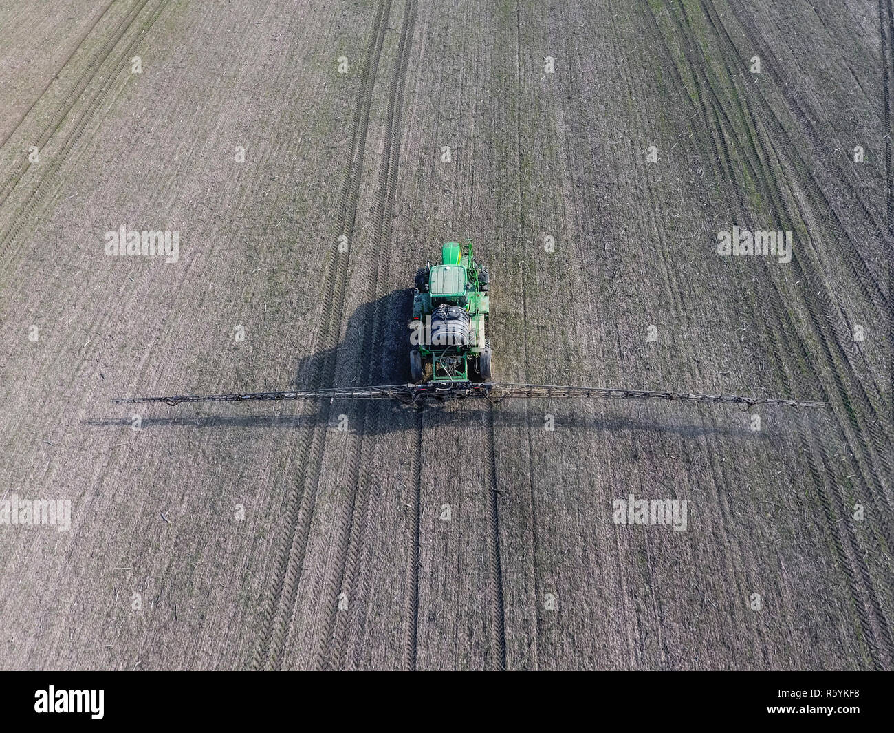 Tracteur avec système à charnières de la pulvérisation de pesticides. L'engraissage w Banque D'Images