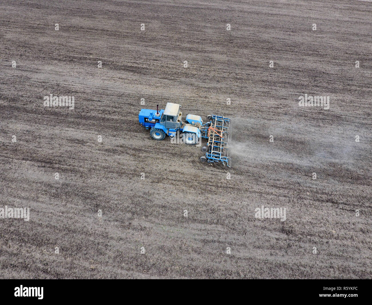Culture du sol pour les semis de céréales. Les charrues tracteur Banque D'Images