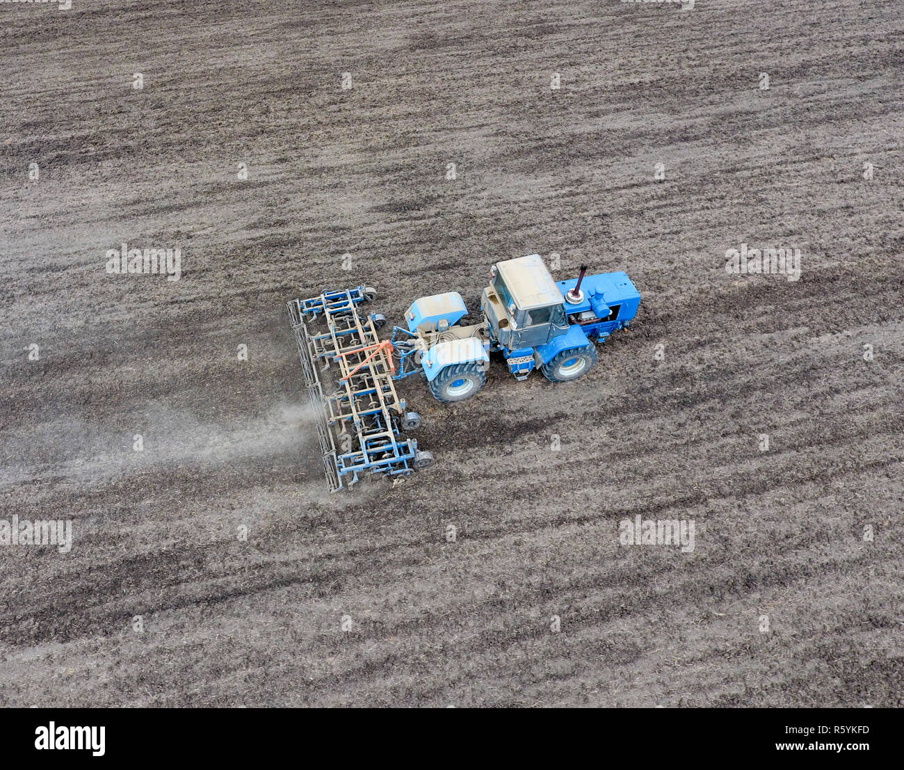 Le tracteur laboure le terrain. En vertu de l'ensemencement, le sol est desserré Banque D'Images