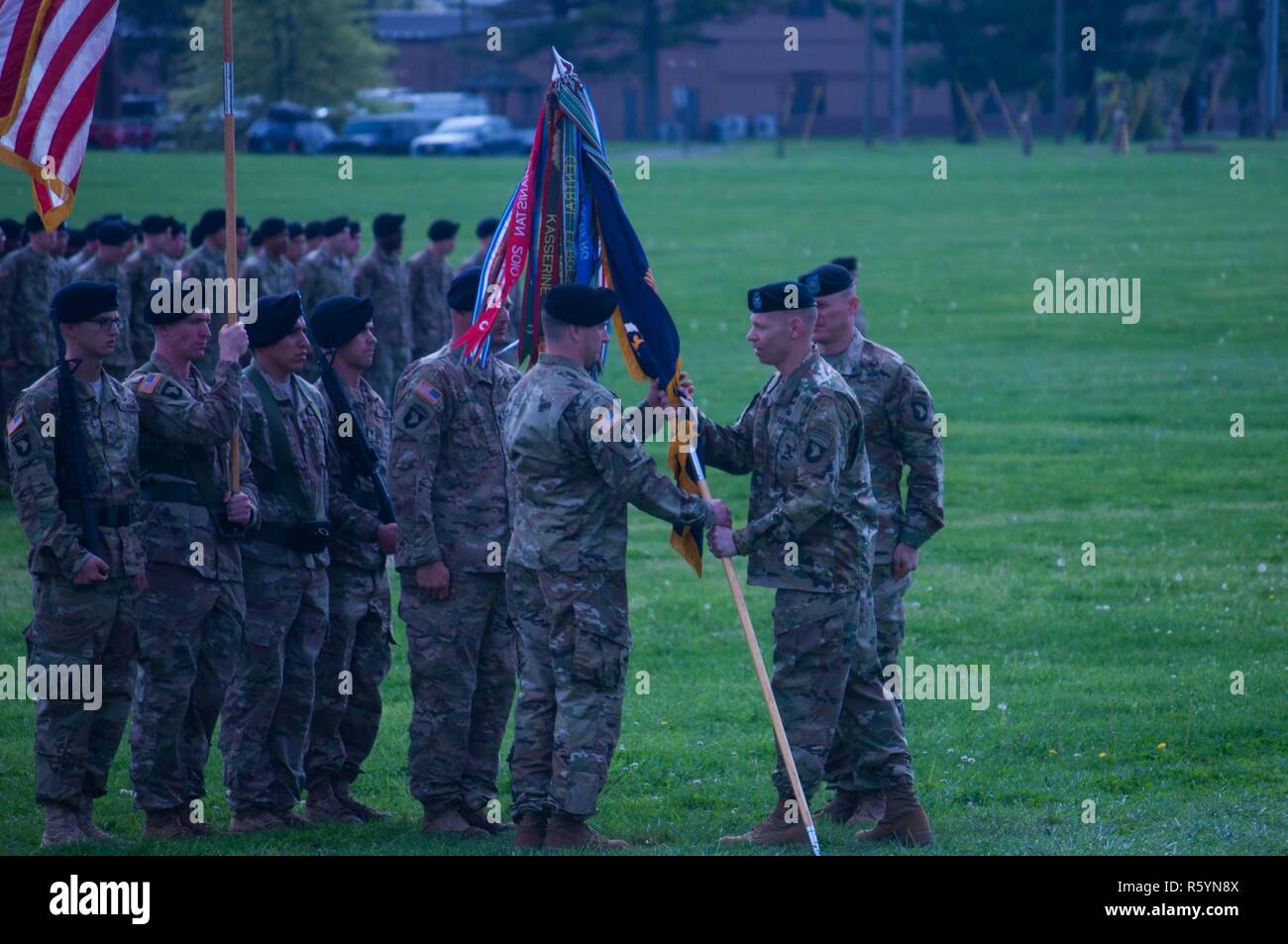 U.S ARMY Colonel Brett Sylvia, commandant, 2e Brigade Combat Team, 101st Airborne Division (Air Assault), à droite, les mains le guidon au lieutenant-colonel Keith Carter, commandant, 1er Bataillon, 26e Régiment d'infanterie, à gauche, au cours d'une cérémonie de changement de responsabilité, Avril 18, 2017, à Fort Campbell, Kentucky. Carter est de prendre plus de 1 à 26 du Lieutenant-colonel Ryan Wylie, qui a dirigé l'unité depuis son activation à Fort Campbell. Banque D'Images
