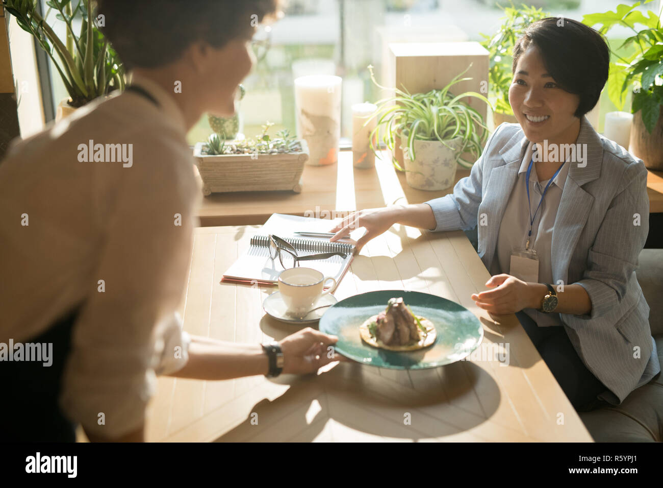 Serveuse mettre de l'ordre d'affaires asiatiques lady Banque D'Images