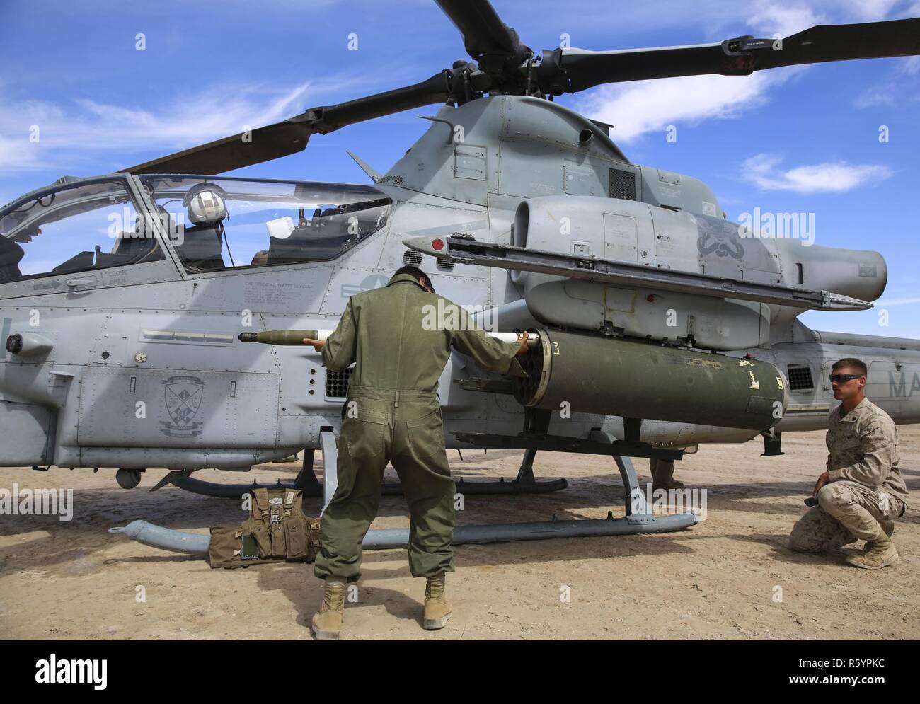 Explosées Marines avec armes et tactiques de l'Aviation maritime (Escadron) MAWTS 1 charge explosées à un AH-1Z Viper en marche avant, point de ravitaillement en armement (FARP) Opérations dans le cadre de voies de formations (AST) 1 à l'appui de la conférence armes et tactiques - Instructeur (WTI) 2-17, à la montagne de chocolat de tir aérien, en Californie, le 17 avril. D'une durée de sept semaines, le WTI est une évolution de la formation organisée par MAWTS-1 qui fournit les advanced et tactique de l'unité de formation et de certification des qualifications du personnel enseignant à l'appui de l'aviation maritime de la formation et de l'état de préparation. Banque D'Images
