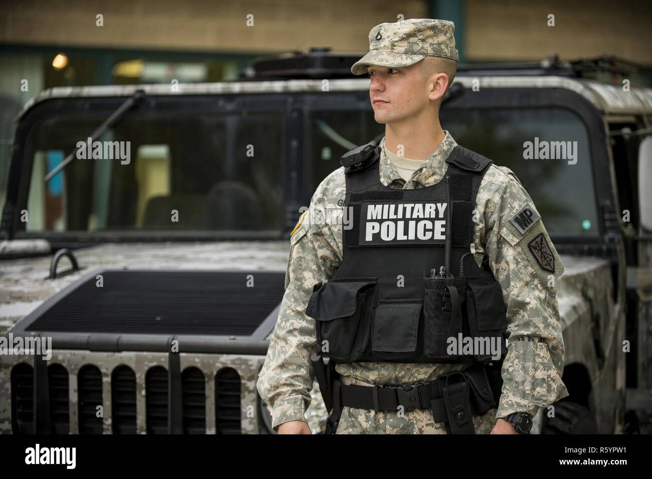 La FPC. Stephen grammes, la police militaire armée soldat du 200e Commandement de la Police militaire, dont le siège social est situé à Fort Meade, Maryland, se trouve avec un affichage grande mobilité sur roues polyvalent véhicule lors d'une fête pour le 109e anniversaire de la réserve de l'armée avec le club de baseball Bowie Baysox à Prince George's Stadium, le 19 avril 2017. Le 200e MP Cmd. est situé à moins de 20 km du stade, et a cherché l'occasion de s'engager avec la communauté locale. L'ARMÉE AMÉRICAINE L'anniversaire officiel de la réserve est le 23 avril. Banque D'Images