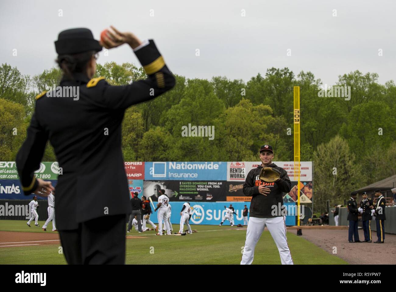 Le brig. Le général Marion Garcia, de l'armée américaine Réserver général commandant de la 200e commande de la Police militaire, dont le siège social est situé à Fort Meade, Maryland, jette un terrain de pratique à catcher Wynns Austin avant qu'un jeu pour la célébration du 109e anniversaire de la réserve de l'armée à Prince George's Stadium, le 19 avril 2017. Le 200e MP Cmd. est situé à moins de 20 km du stade, et a cherché l'occasion de s'engager avec la communauté locale. L'ARMÉE AMÉRICAINE L'anniversaire officiel de la réserve est le 23 avril. Banque D'Images