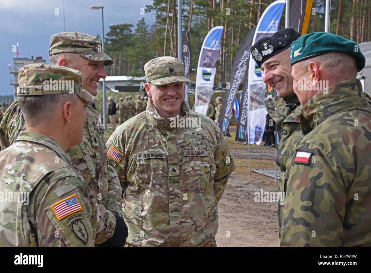 ORZYSZ, Pologne (13 avril 2017) du 2e Escadron, 2e Stryker Cavalry Regiment (2/2CR) et l'armée polonaise, la 15ème Brigade Mécanisée de socialiser avant qu'une cérémonie d'accueil pour une meilleure présence avancée (PEF) Pologne au centre de formation sur le terrain des forces terrestres. Pologne Groupe de combat se compose de soldats des États-Unis, Royaume-Uni, en Roumanie et en Pologne qui sont intégrées à l'armée polonaise, la 15ème Brigade Mécanisée. Banque D'Images