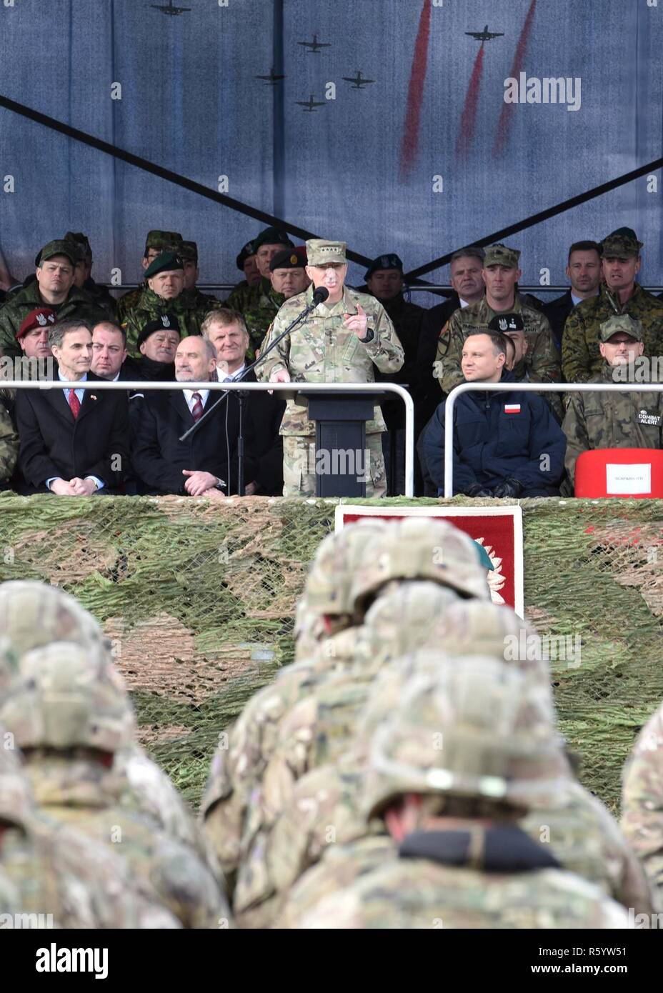 ORZYSZ, Pologne (13 avril 2017) Commandant du Commandement européen de l'OTAN et le Commandant suprême des forces alliées en Europe, le général Curtis Scaparrotti, les adresses des membres de l'OTAN au cours d'une cérémonie d'accueil pour une meilleure présence avancée (PEF) Pologne au centre de formation sur le terrain des forces terrestres. Pologne Groupe de combat se compose de soldats des États-Unis, Royaume-Uni, et la Roumanie qui sont intégrées à l'armée polonaise, la 15ème Brigade Mécanisée. Banque D'Images