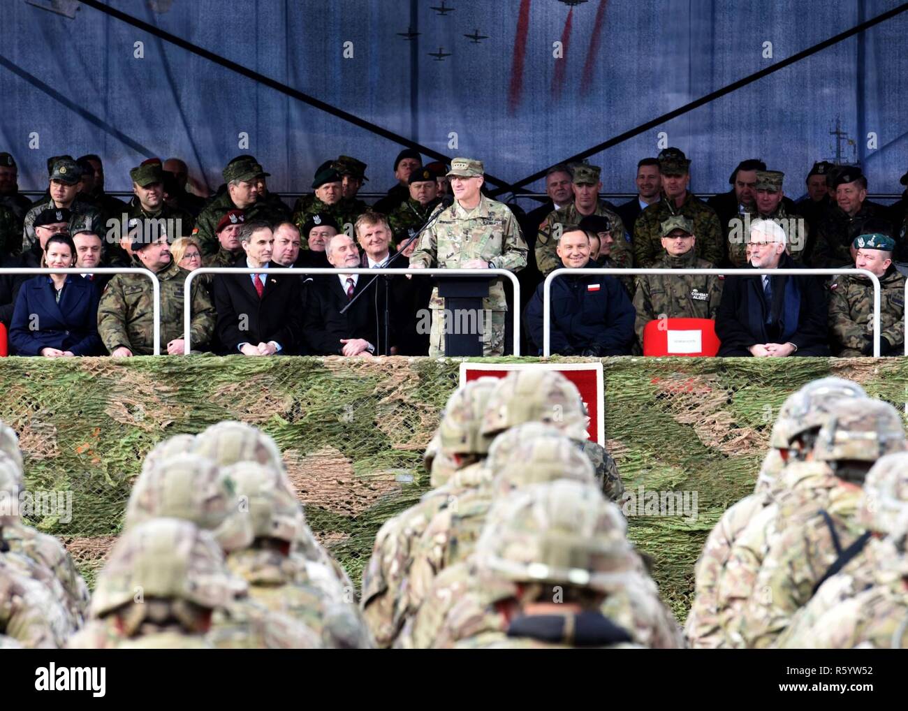 ORZYSZ, Pologne (13 avril 2017) Commandant du Commandement européen de l'OTAN et le Commandant suprême des forces alliées en Europe, le général Curtis Scaparrotti, les adresses des membres de l'OTAN au cours d'une cérémonie d'accueil pour une meilleure présence avancée (PEF) Pologne au centre de formation sur le terrain des forces terrestres. Pologne Groupe de combat se compose de soldats des États-Unis, Royaume-Uni, et la Roumanie qui sont intégrées à l'armée polonaise, la 15ème Brigade Mécanisée. Banque D'Images
