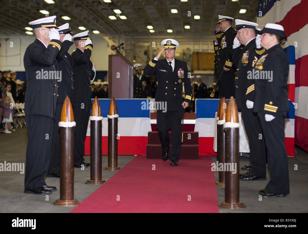 SASEBO, Japon (20 avril 2017) Arrière Adm. Marc H. Dalton, commandant de la Force amphibie, 7e Flotte, passe par l'sideboys suite à une cérémonie de passation de commandement à bord du navire d'assaut amphibie USS Bonhomme Richard (DG 6). Au cours de la cérémonie, le capitaine Larry McCullen soulagé le Capitaine Jeffrey Ward comme commandant du navire. Bonhomme Richard, l'avant-déployé à Sasebo, au Japon, est au service de l'avant pour avoir une capacité d'intervention rapide en cas de catastrophe naturelle ou d'urgence régionaux. Banque D'Images