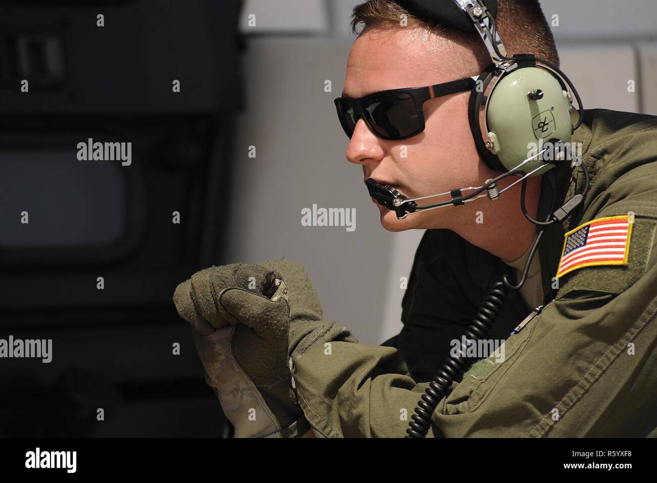 La station navale de Rota, Espagne-Senior Airman Alexandre Koehler, 123e Airlift Wing loadmaster, New York Air National Guard, lignes d'une cargaison au cours de l'exercice annuel de l'African Lion 17, Avril 17, 2017. Différentes unités du Corps des Marines des États-Unis, de l'armée américaine, la Marine américaine, l'US Air Force et l'Arizona et l'Utah Air National Guards effectueront des opérations de stabilité et de formation avec des unités de l'Armée royale marocaine dans le Royaume du Maroc. Cet exercice multilatéral combinés est conçu pour améliorer l'interopérabilité et la compréhension mutuelle de chaque nation de tactiques, techniques Banque D'Images